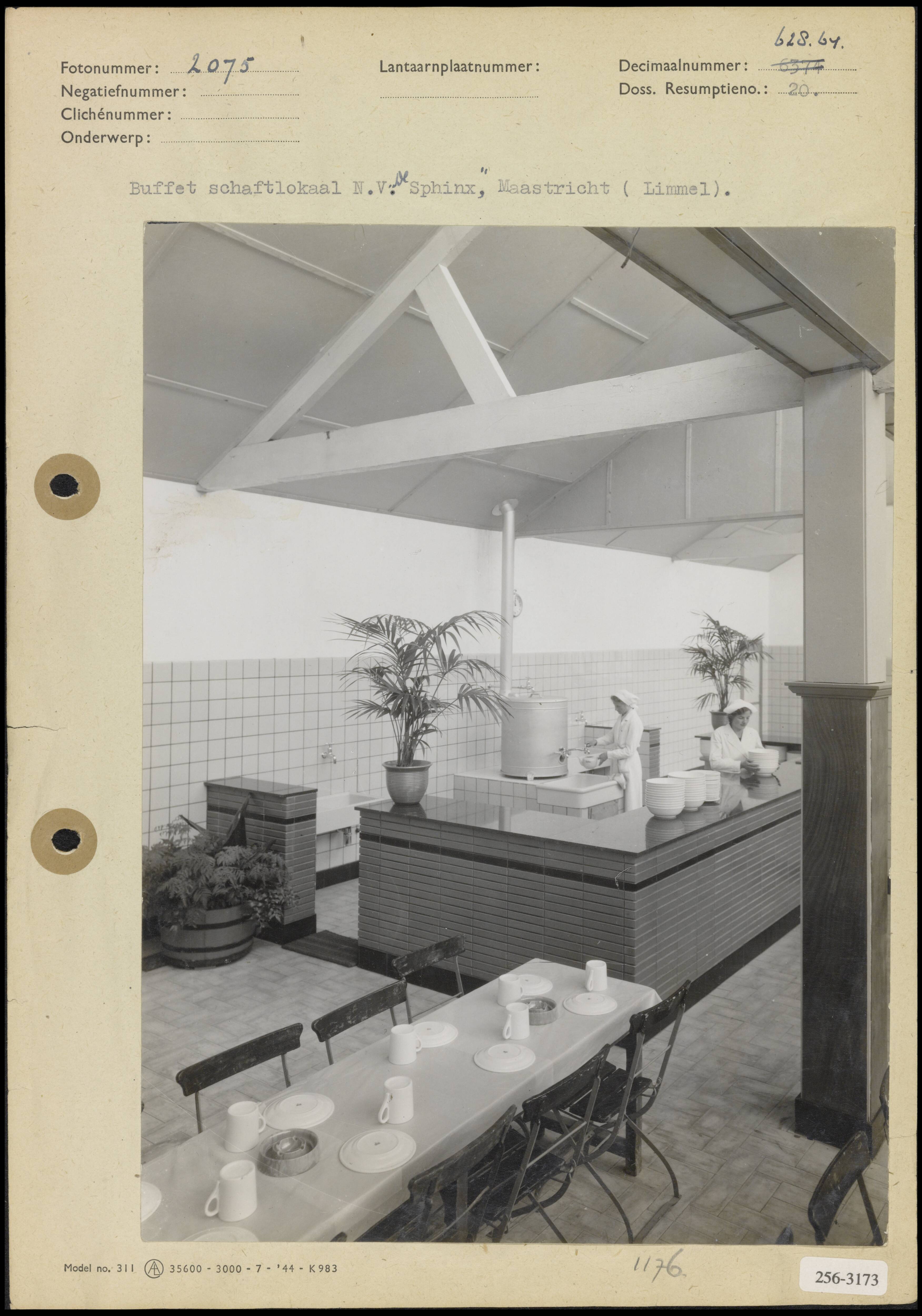 Arbeidsomstandigheden bij NV De Sphinx te Maastricht — Buffet van het schaftlokaal in de fabriek van NV De Sphinx te Limmel (Maastricht) — Foto: Onbekend / Publiek Domein of Rechtenvrij. Licentie: Set B: Rechtenvrij / Publiek Domein. Bron: Nationaal Archief. http://hdl.handle.net/10648/b0162ade-d0b4-102d-bcf8-003048976d84