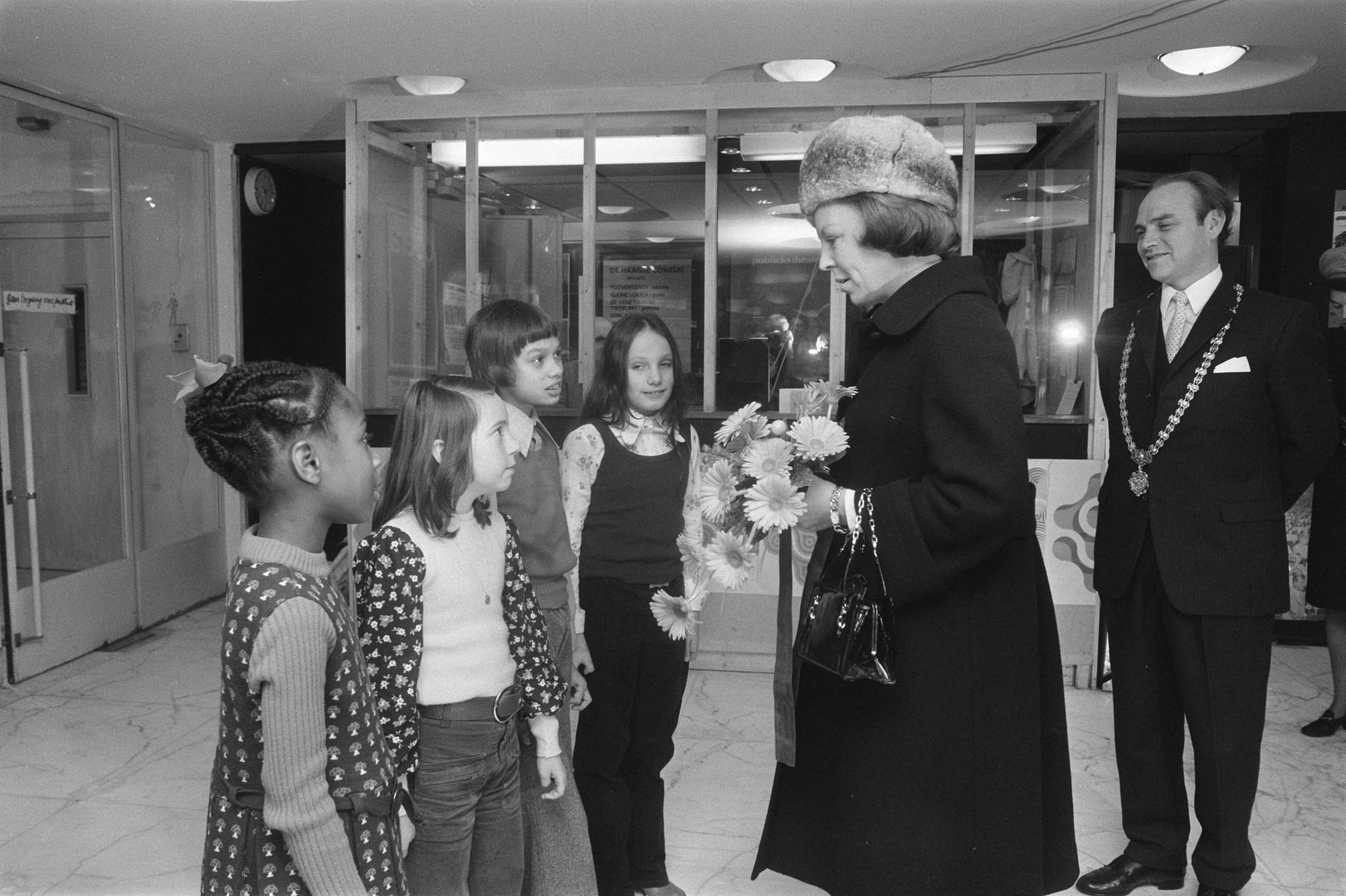Fotocollectie Anefo — Prinses Beatrix bij opening tentoonstelling "Tekeningen uit SOS-kinderdorpen" in Utrecht; Beatrix bekijkt tentoonstelling — Foto: Peters, Hans / Anefo. Licentie: Set B: Rechtenvrij / Publiek Domein. Bron: Nationaal Archief. http://hdl.handle.net/10648/ac596f28-d0b4-102d-bcf8-003048976d84
