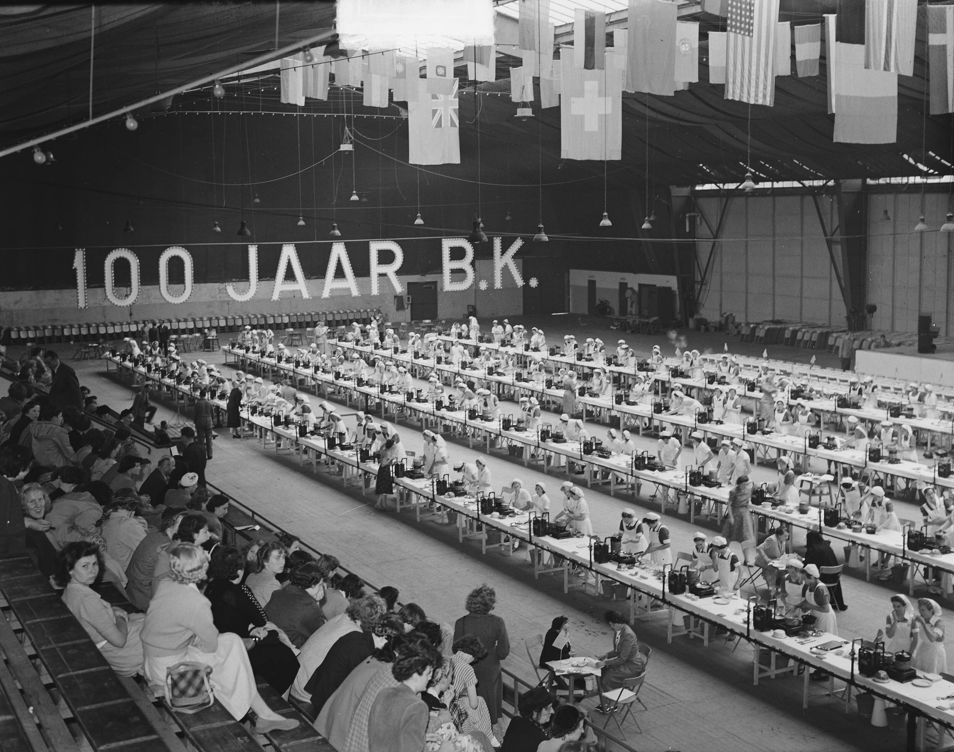 Nationale kookwedstrijd in Den Haag t.g.v. 100 jaar BK Kampen — Nationale kookwedstrijd in Den Haag t.g.v. 100 jaar BK Kampen. Overzicht — Foto: Bilsen, Joop van / Anefo. Licentie: Set B: Rechtenvrij / Publiek Domein. Bron: Nationaal Archief. http://hdl.handle.net/10648/a8ec3de8-d0b4-102d-bcf8-003048976d84