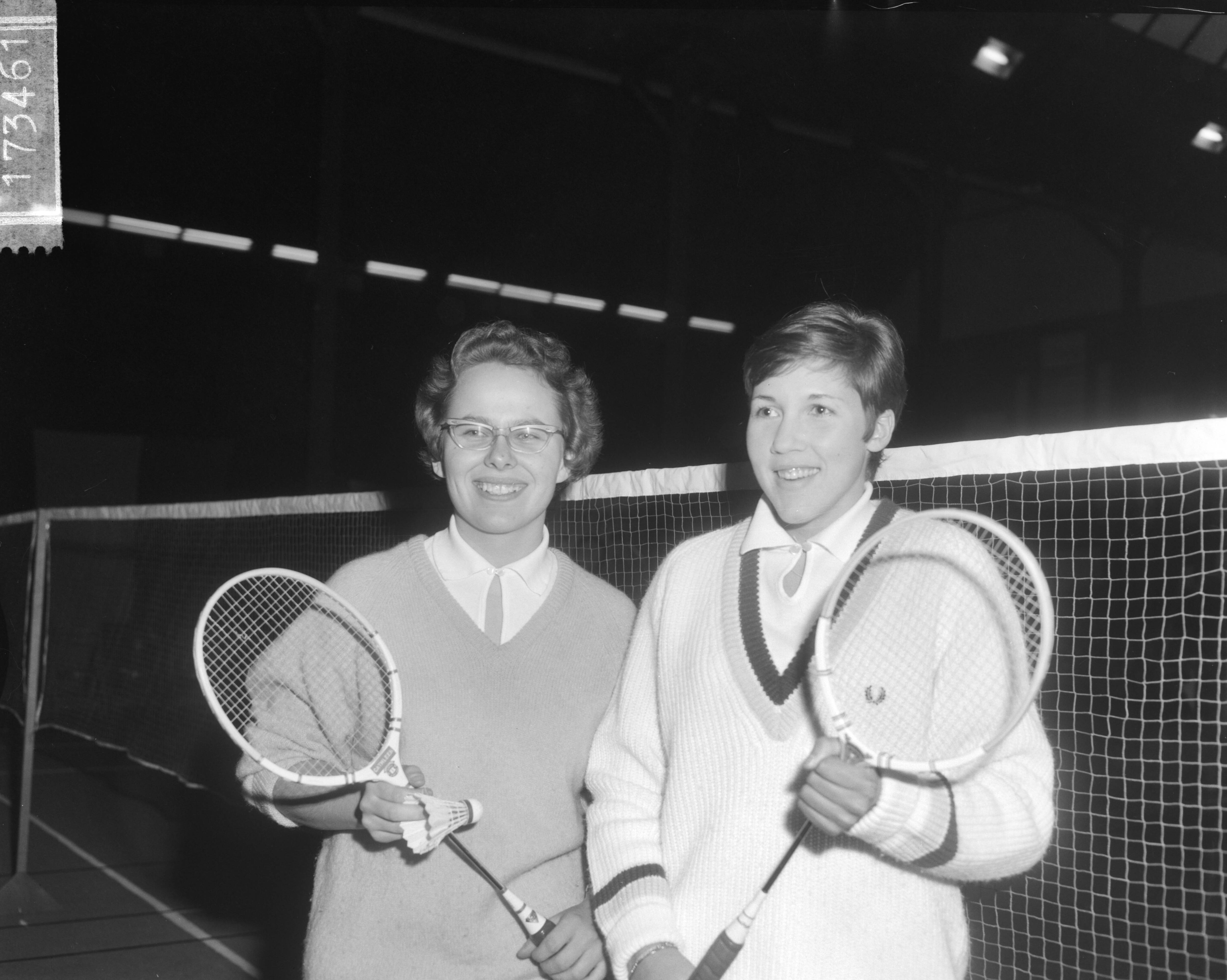 Fotocollectie Anefo — Benelux badmintontoernooi in tennispark Marlot te Den Haag — Foto: Bilsen, Joop van / Anefo. Licentie: Set B: Rechtenvrij / Publiek Domein. Bron: Nationaal Archief. http://hdl.handle.net/10648/aa8e59a6-d0b4-102d-bcf8-003048976d84