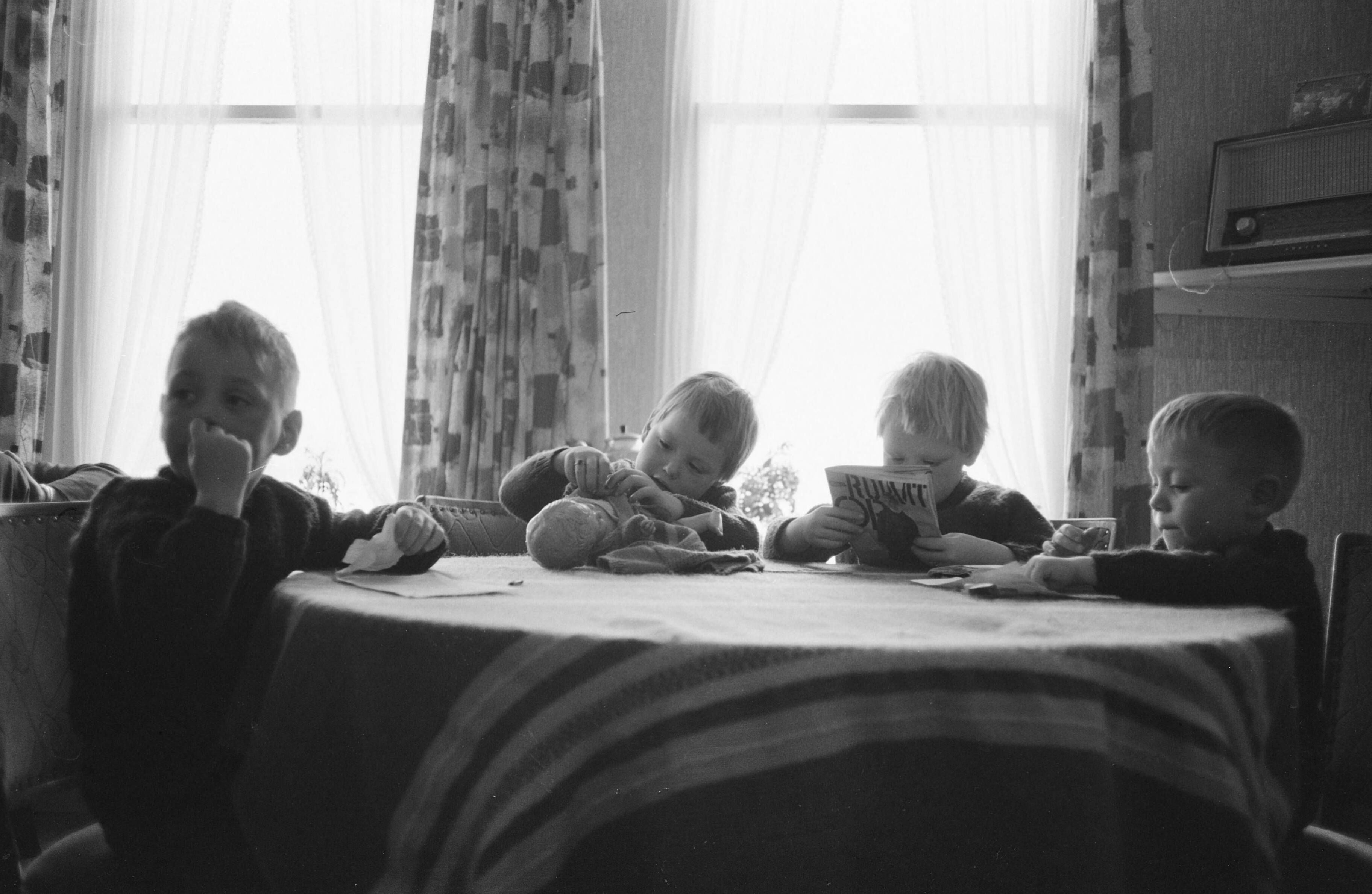Fotocollectie Anefo — De vierling Lautenbach uit Deinum in Friesland 5-9-1963 5 jaar — Foto: Walta, Winfried / Anefo. Licentie: Set B: Rechtenvrij / Publiek Domein. Bron: Nationaal Archief. http://hdl.handle.net/10648/aa296992-d0b4-102d-bcf8-003048976d84