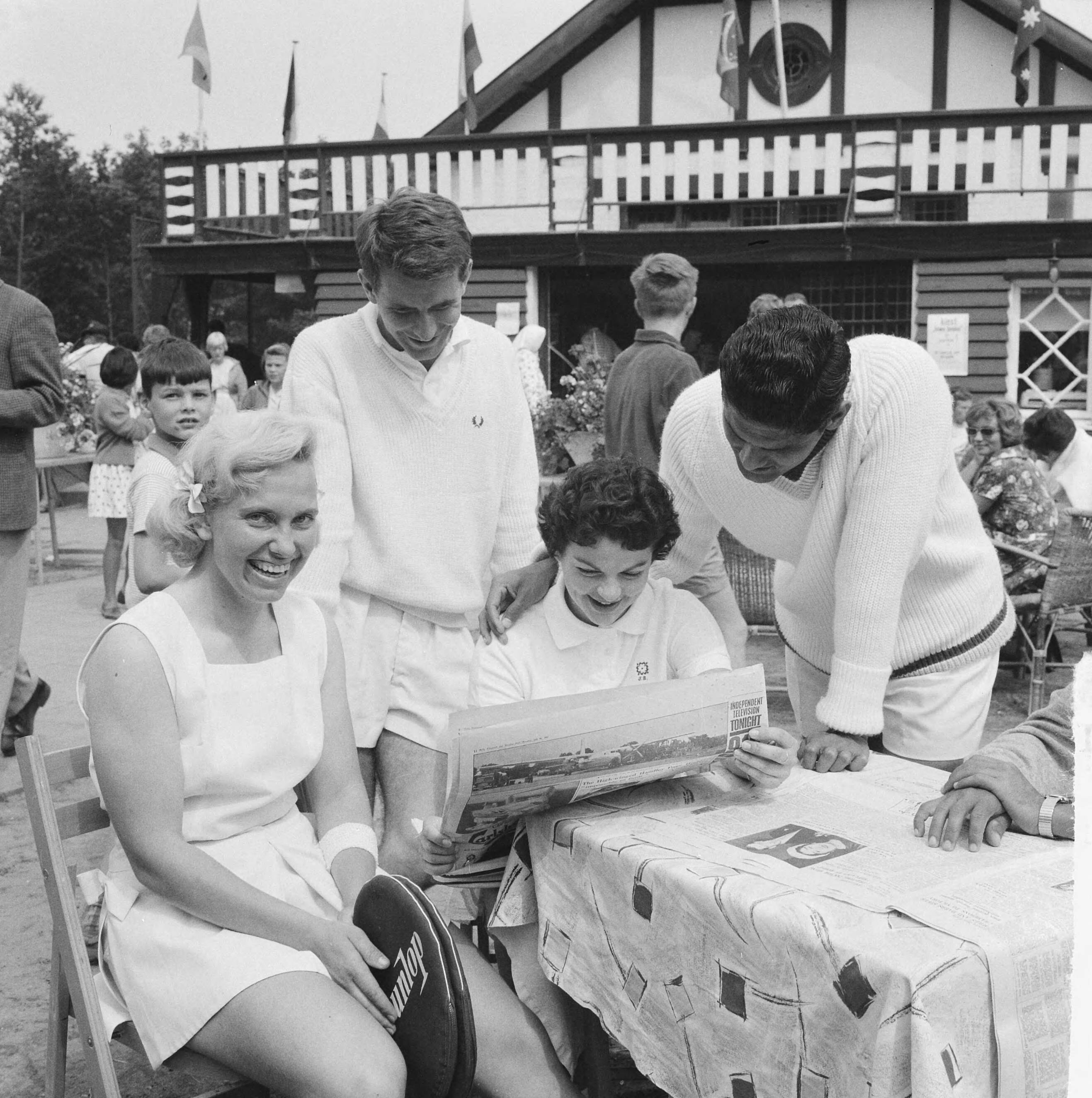 Fotocollectie Anefo — Tenniskampioenschappen te Hilversum, Krishnan (l) Valerie Forbes en Akhtar Ali — Foto: Koch, Eric / Anefo. Licentie: Set B: Rechtenvrij / Publiek Domein. Bron: Nationaal Archief. http://hdl.handle.net/10648/aa119cfe-d0b4-102d-bcf8-003048976d84