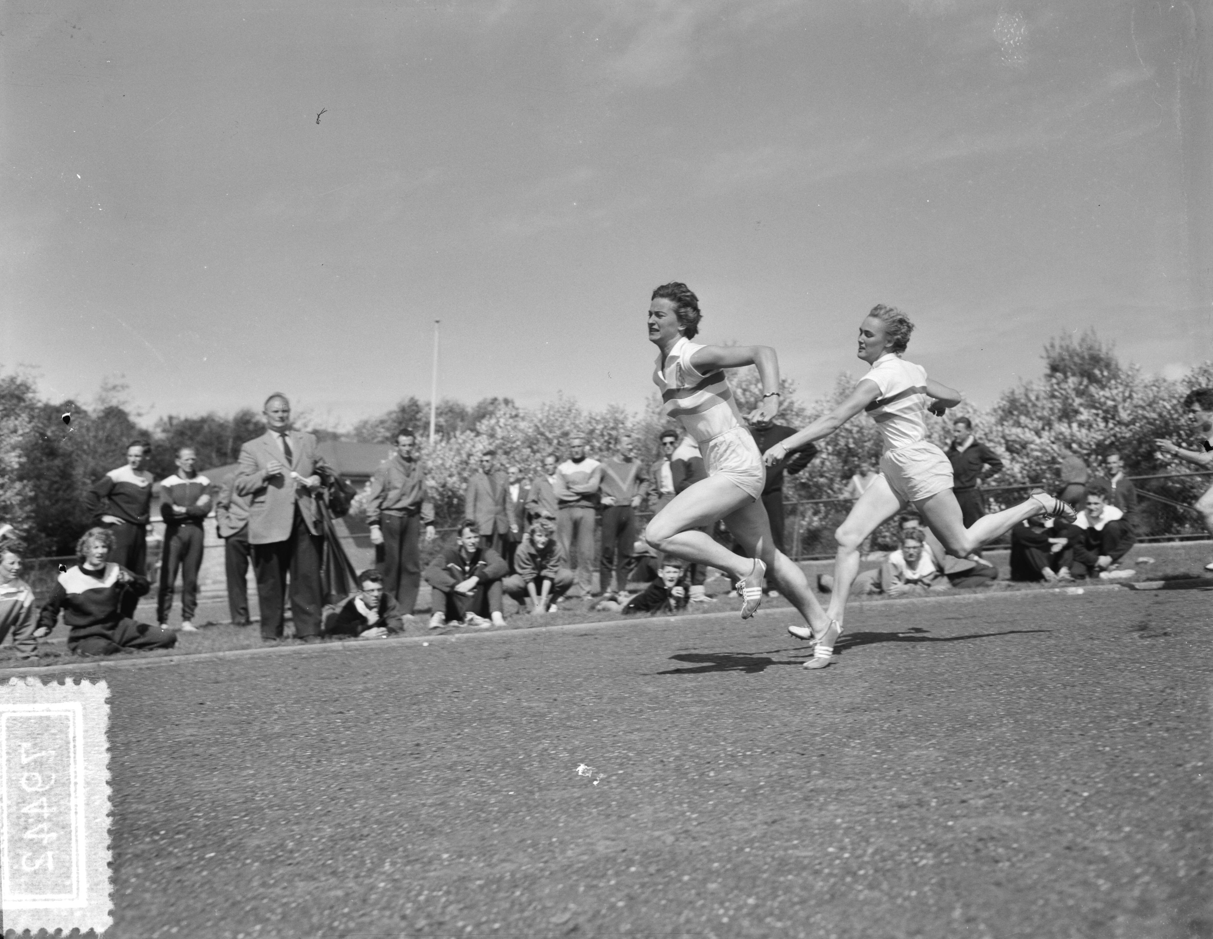 Fotocollectie Anefo — Nederlandse estafettekampioenschappen te Den Haag. Puck van Duyne-Brouwer op de 4x100 meter dames — Foto: Noske, J.D. / Anefo. Licentie: Set B: Rechtenvrij / Publiek Domein. Bron: Nationaal Archief. http://hdl.handle.net/10648/a94d40ac-d0b4-102d-bcf8-003048976d84