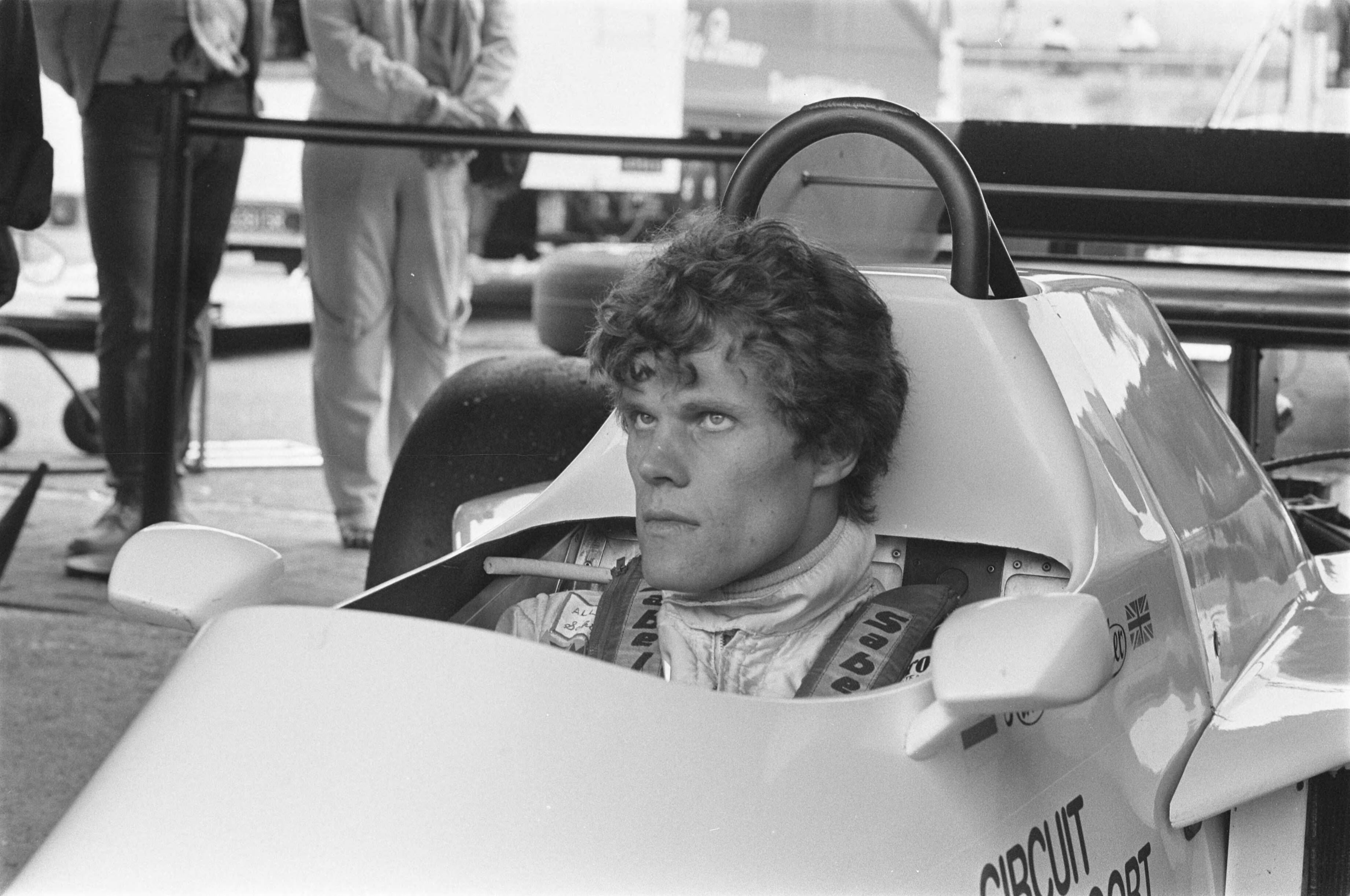 Grand Prix Zandvoort 1984 — Bandentesten voor Grand Prix Zandvoort; Huub Rothengatter in wagen — Foto: Croes, Rob C. / Anefo. Licentie: Set B: Rechtenvrij / Publiek Domein. Bron: Nationaal Archief. http://hdl.handle.net/10648/ad3ba438-d0b4-102d-bcf8-003048976d84