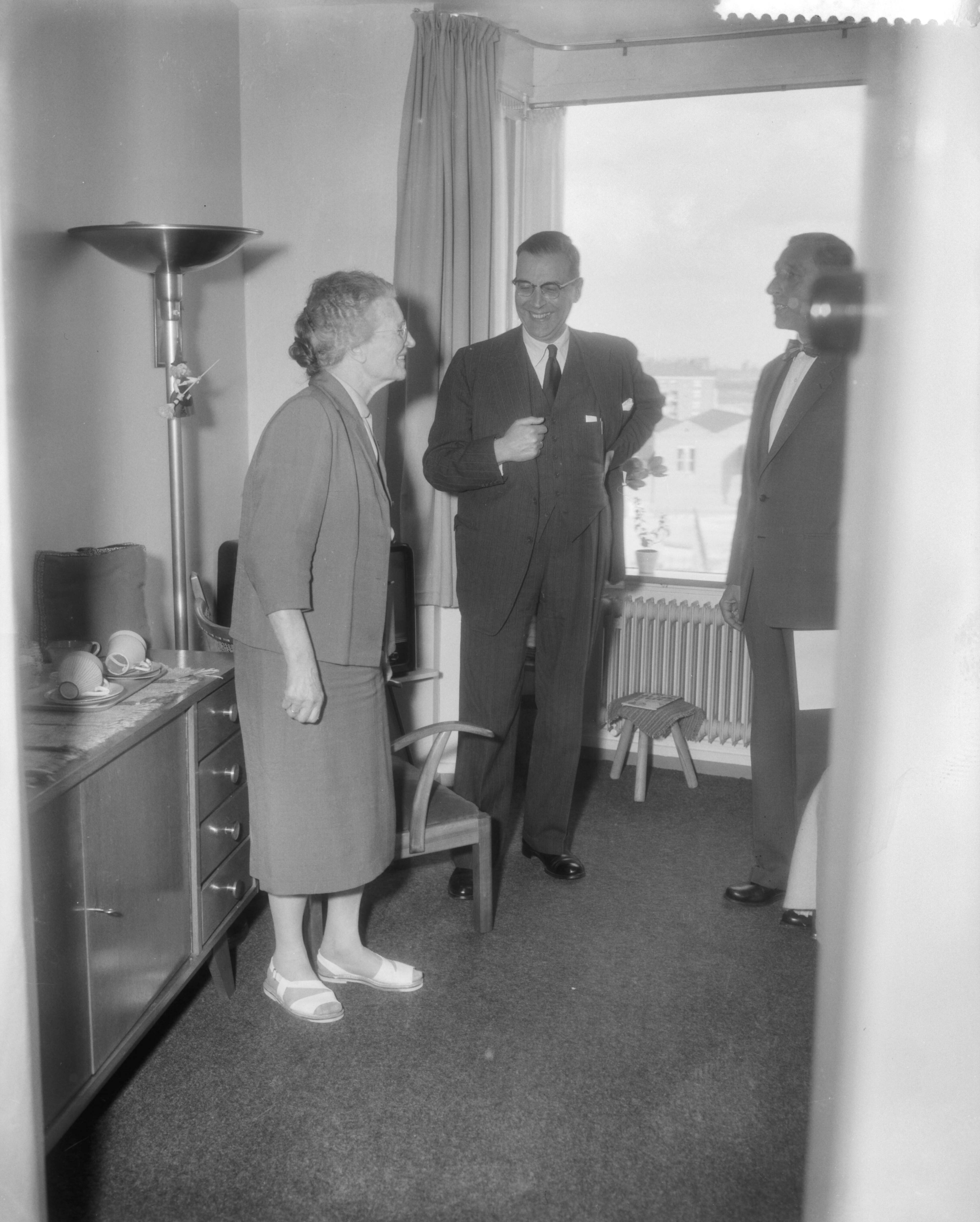 Fotocollectie Anefo — Opening door burgemeester G. van Hall van het bejaardencentrum het A. H. Gerhardhuis in Amsterdam-West — Foto: Pot, Harry / Anefo. Licentie: Set B: Rechtenvrij / Publiek Domein. Bron: Nationaal Archief. http://hdl.handle.net/10648/a9913c3a-d0b4-102d-bcf8-003048976d84