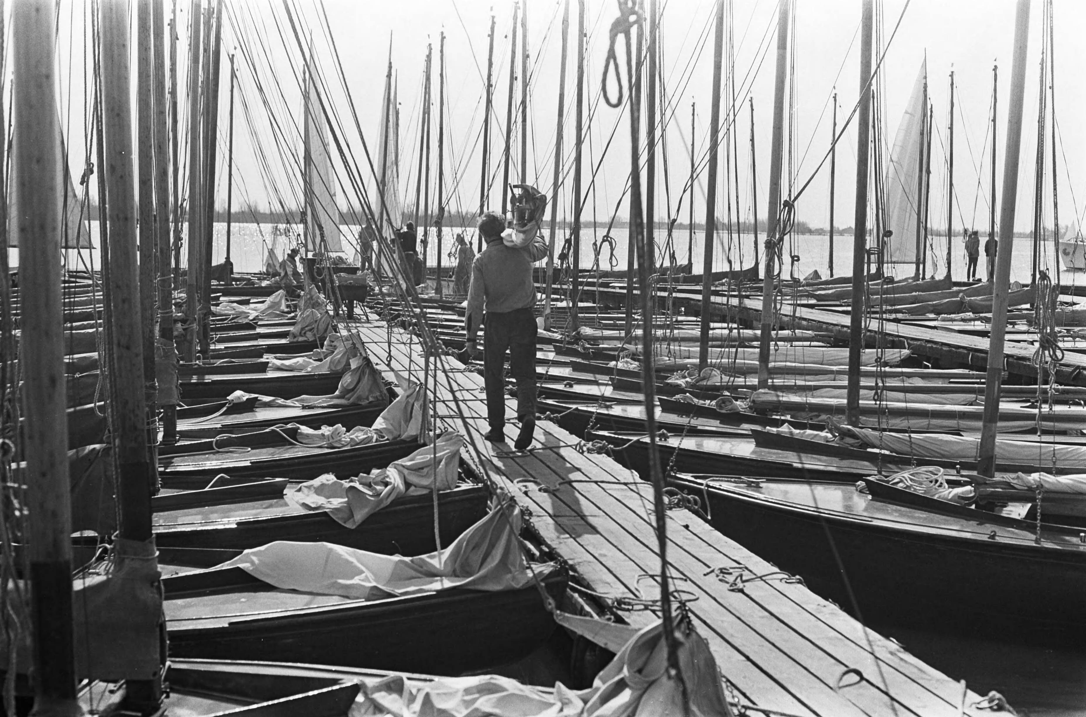 Fotocollectie Anefo — Voorbereidingen zeilwedstrijden Loosdrecht — Foto: Kroon, Ron / Anefo. Licentie: Set B: Rechtenvrij / Publiek Domein. Bron: Nationaal Archief. http://hdl.handle.net/10648/ab3cbfe6-d0b4-102d-bcf8-003048976d84