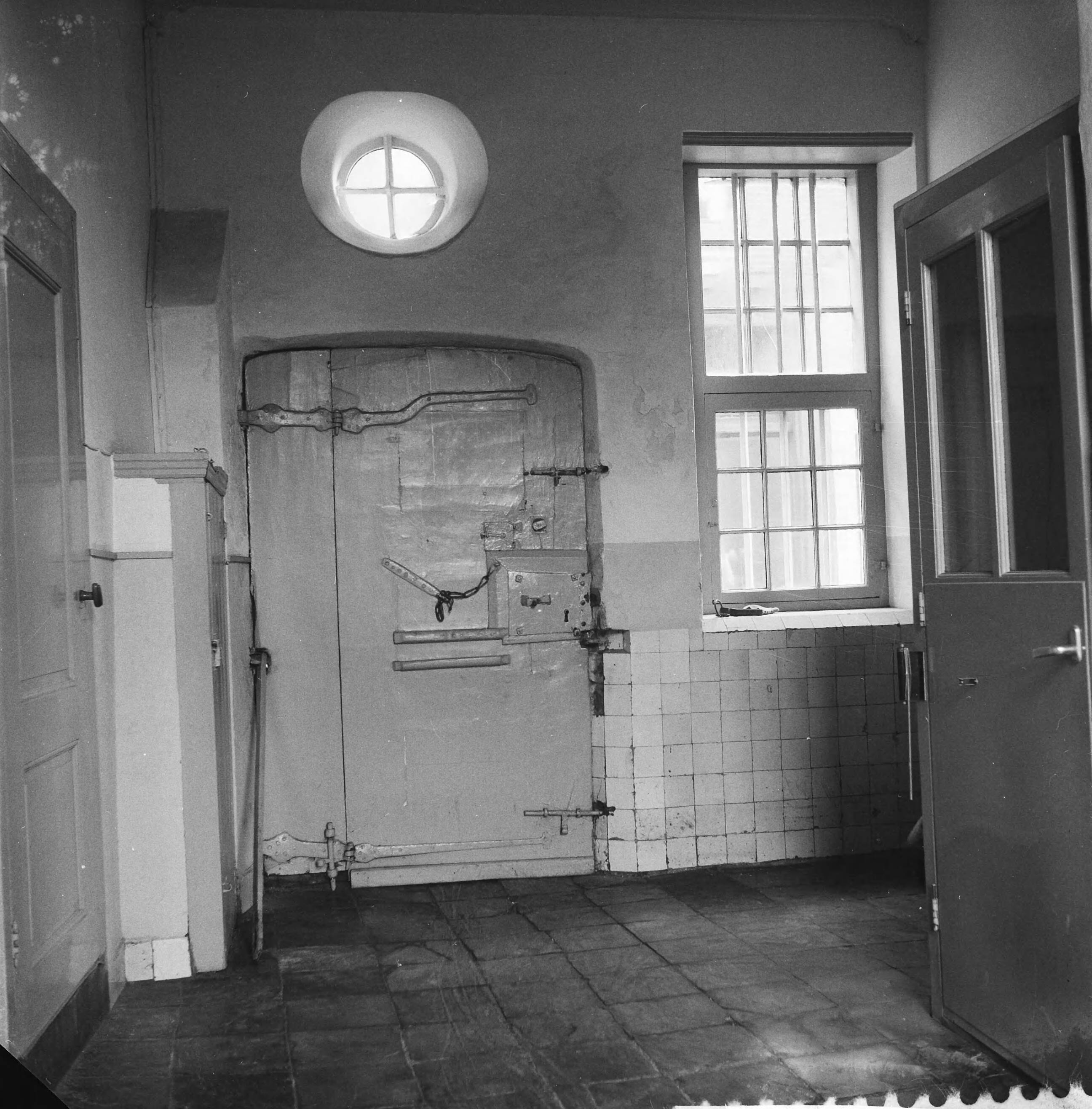 Fotocollectie Anefo — Volkskredietbank voor Haarlem en omstreken wordt 31 december aanstaande geliquideerd, de hal van de Volkskredietbank — Foto: Rossem, Wim van / Anefo. Licentie: Set B: Rechtenvrij / Publiek Domein. Bron: Nationaal Archief. http://hdl.handle.net/10648/a9c3c29a-d0b4-102d-bcf8-003048976d84