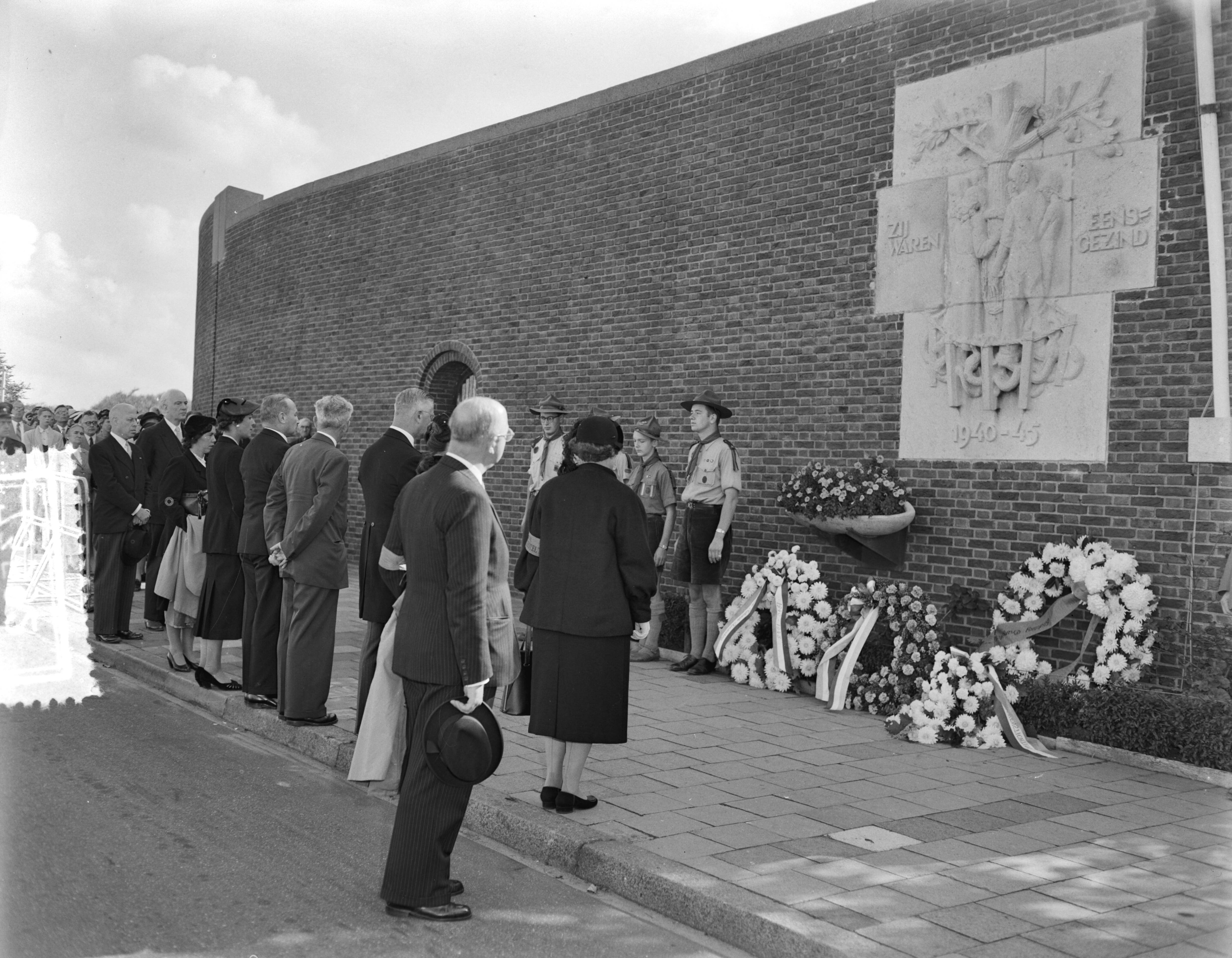 Fotocollectie Anefo — Herdenking dodencel Scheveningen, de particuliere secretaresse van koningin Juliana, mejuffrouw Geldens, legt krans — Foto: Pot, Harry / Anefo. Licentie: Set B: Rechtenvrij / Publiek Domein. Bron: Nationaal Archief. http://hdl.handle.net/10648/a93bea78-d0b4-102d-bcf8-003048976d84