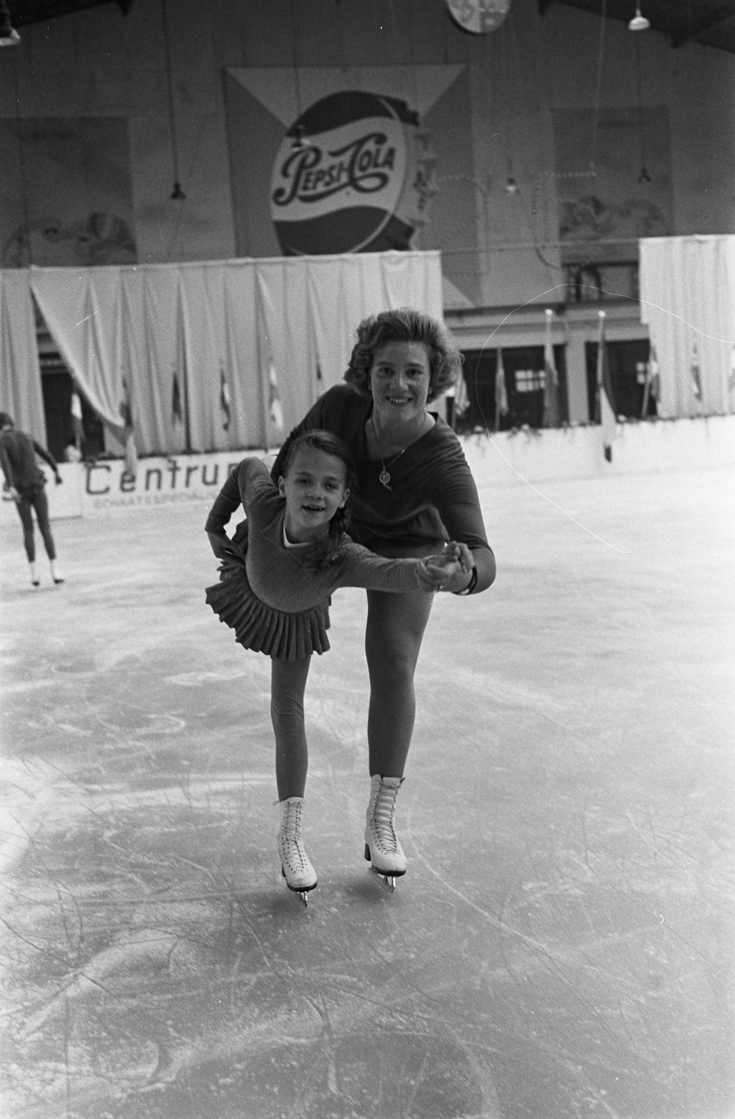 Fotocollectie Anefo — Gala-avond kunstrijden, ter gelegenheid van het 25-jarig bestaan van de overdekte kunstijsbaan HOKY in Den Haag, Sjoukje Dijkstra met de 9 jarige Marja Boumans — Foto: Pot, Harry / Anefo. Licentie: Set B: Rechtenvrij / Publiek Domein. Bron: Nationaal Archief. http://hdl.handle.net/10648/aa1ca2de-d0b4-102d-bcf8-003048976d84