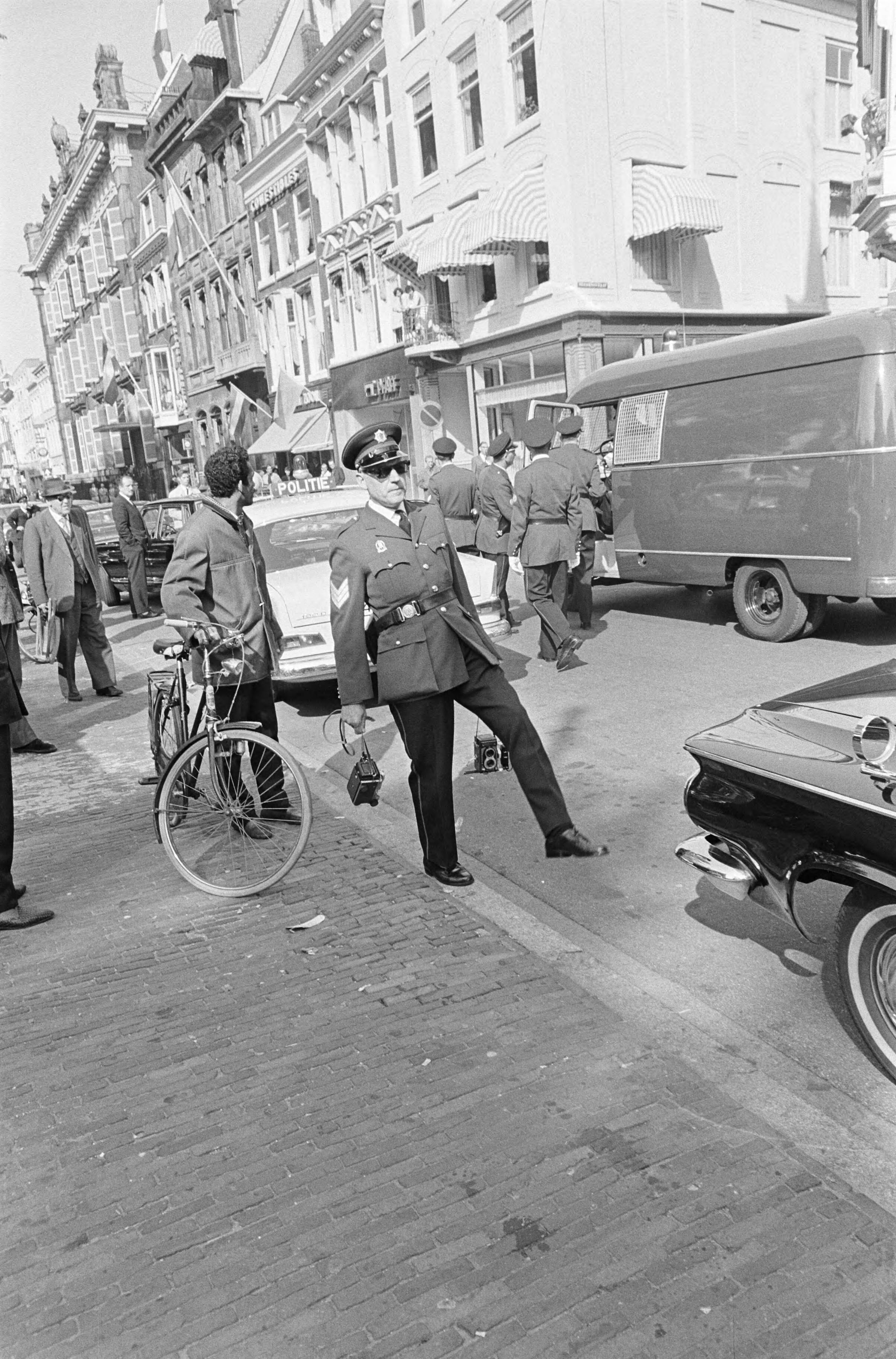 Prinsjesdag 1966 in Den Haag — Politiediensten handhaven de orde — Foto: Fotograaf Onbekend / Anefo. Licentie: Set B: Rechtenvrij / Publiek Domein. Bron: Nationaal Archief. http://hdl.handle.net/10648/aafd24ee-d0b4-102d-bcf8-003048976d84