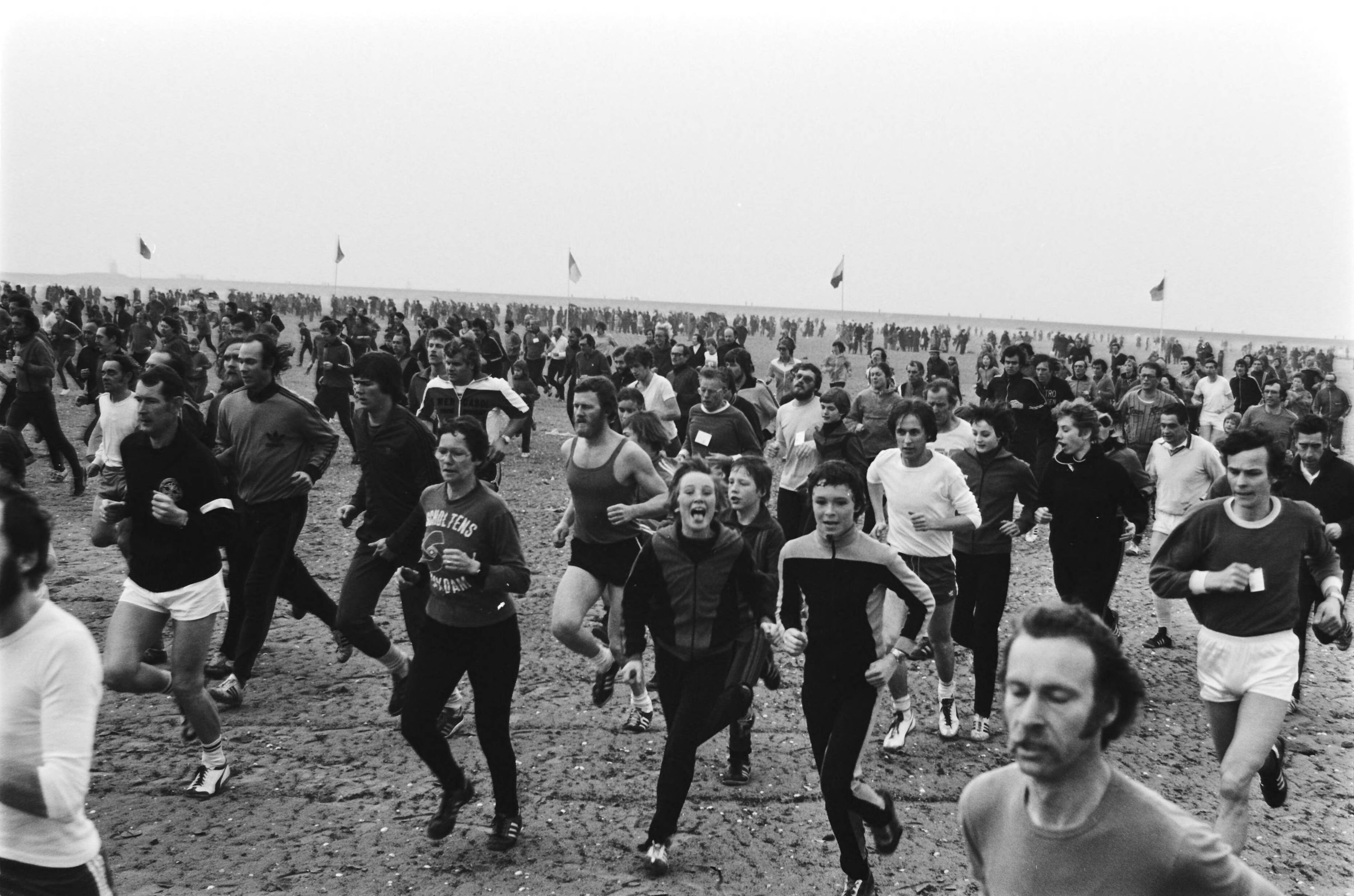 Fotocollectie Anefo — AAC strandloop IJmuiden Bloemendaal — Foto: Verhoeff, Bert / Anefo. Licentie: Set B: Rechtenvrij / Publiek Domein. Bron: Nationaal Archief. http://hdl.handle.net/10648/acae485e-d0b4-102d-bcf8-003048976d84