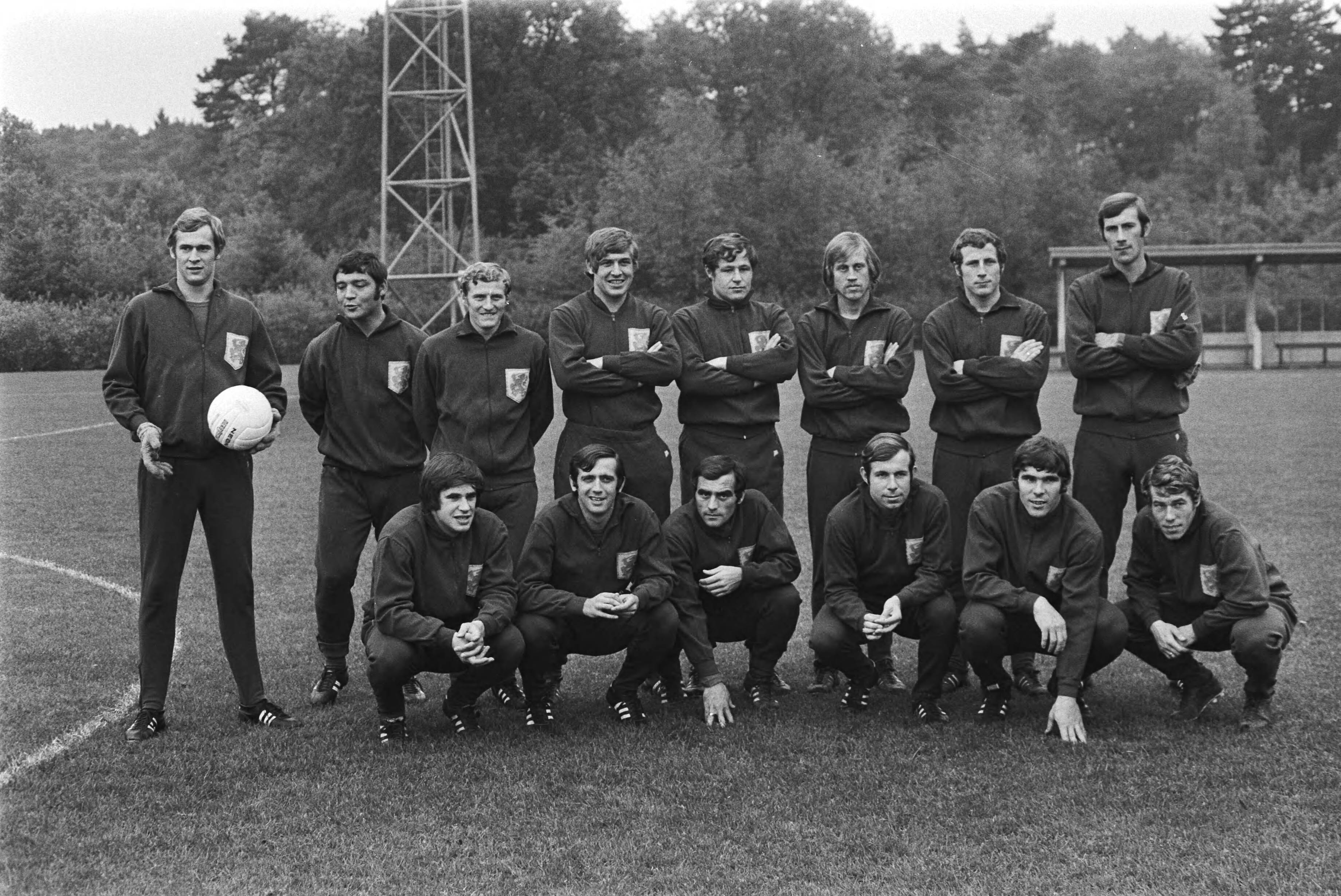 Fotocollectie Anefo — Selectie voor Nederlands elftal traint in KNVB-centrum, Zeist voor wedstrijd tegen Joegoslavië; het elftal: v.l.n boven Van Beveren, Laseroms, Jansen, Van — Foto: Mieremet, Rob / Anefo. Licentie: Set B: Rechtenvrij / Publiek Domein. Bron: Nationaal Archief. http://hdl.handle.net/10648/aba5b96a-d0b4-102d-bcf8-003048976d84