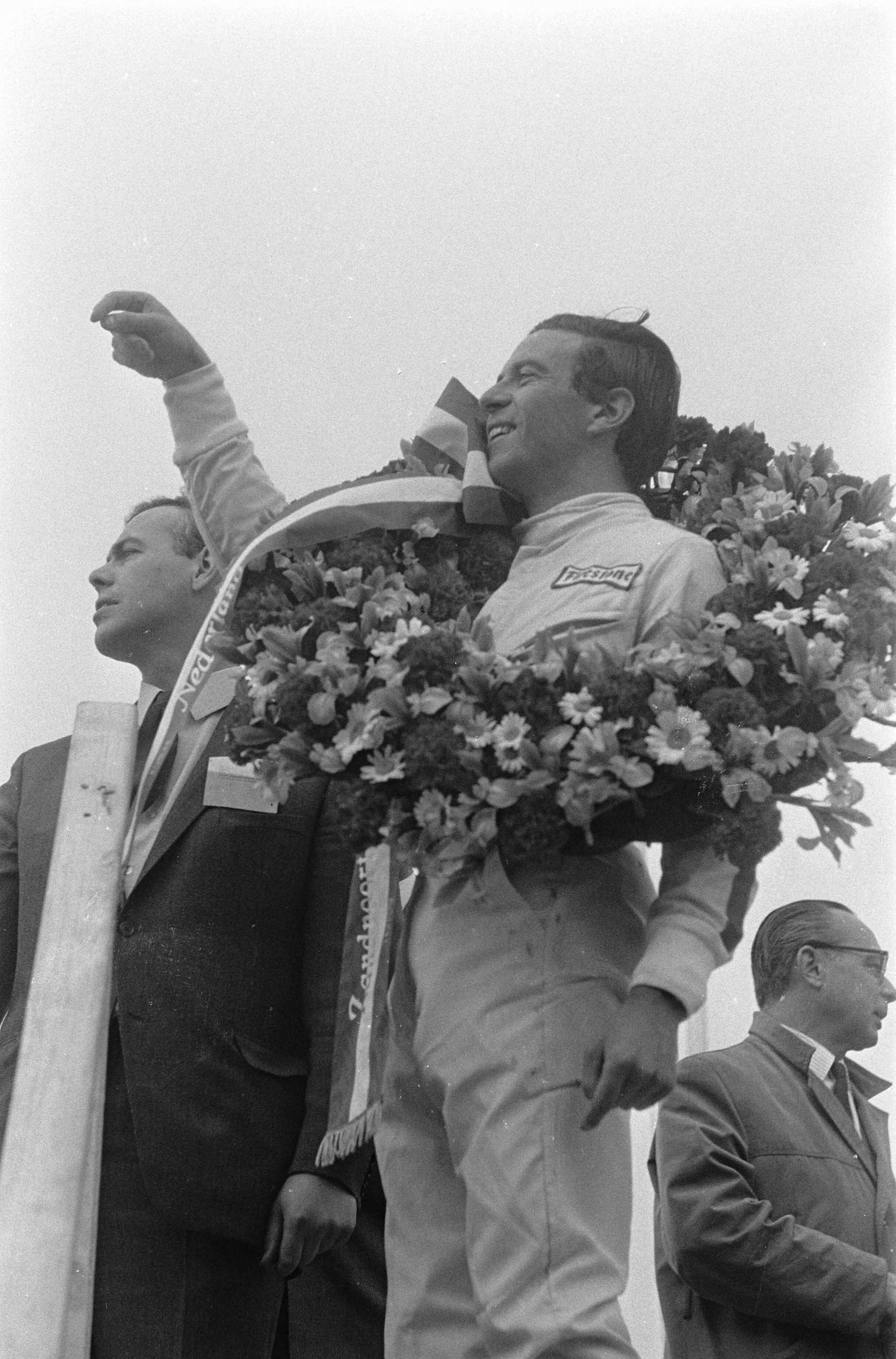 Fotocollectie Anefo — Grand Prix te Zandvoort, Jim Clark met krans — Foto: Koch, Eric / Anefo. Licentie: Set B: Rechtenvrij / Publiek Domein. Bron: Nationaal Archief. http://hdl.handle.net/10648/ab1af9a6-d0b4-102d-bcf8-003048976d84