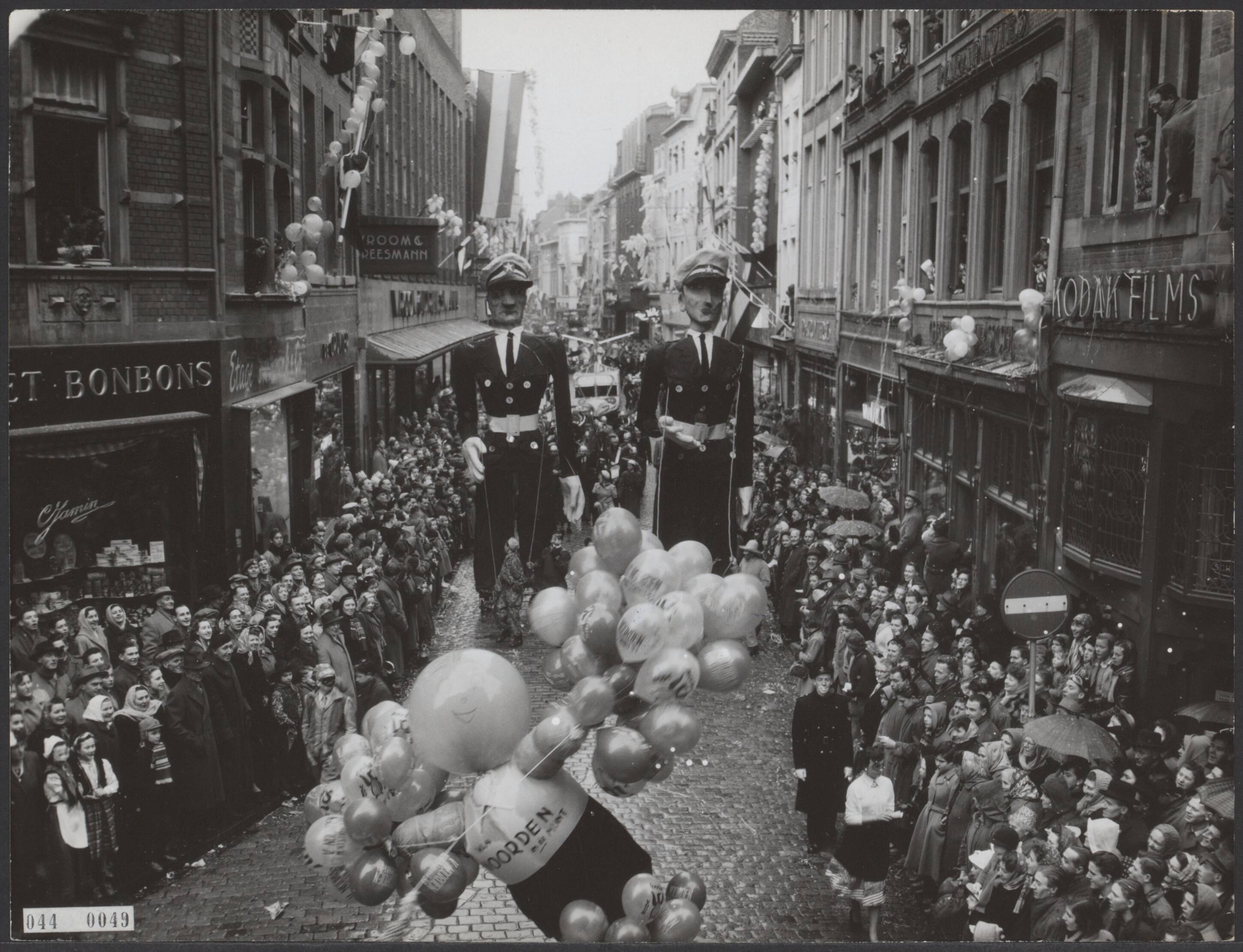 Fotocollectie Elsevier Binnenland — Grote carnavalsoptocht in Maastricht. Overzicht Grote Staat — Foto: Fotograaf Onbekend / Anefo. Licentie: Set B: Rechtenvrij / Publiek Domein. Bron: Nationaal Archief. http://hdl.handle.net/10648/adfabc92-d0b4-102d-bcf8-003048976d84