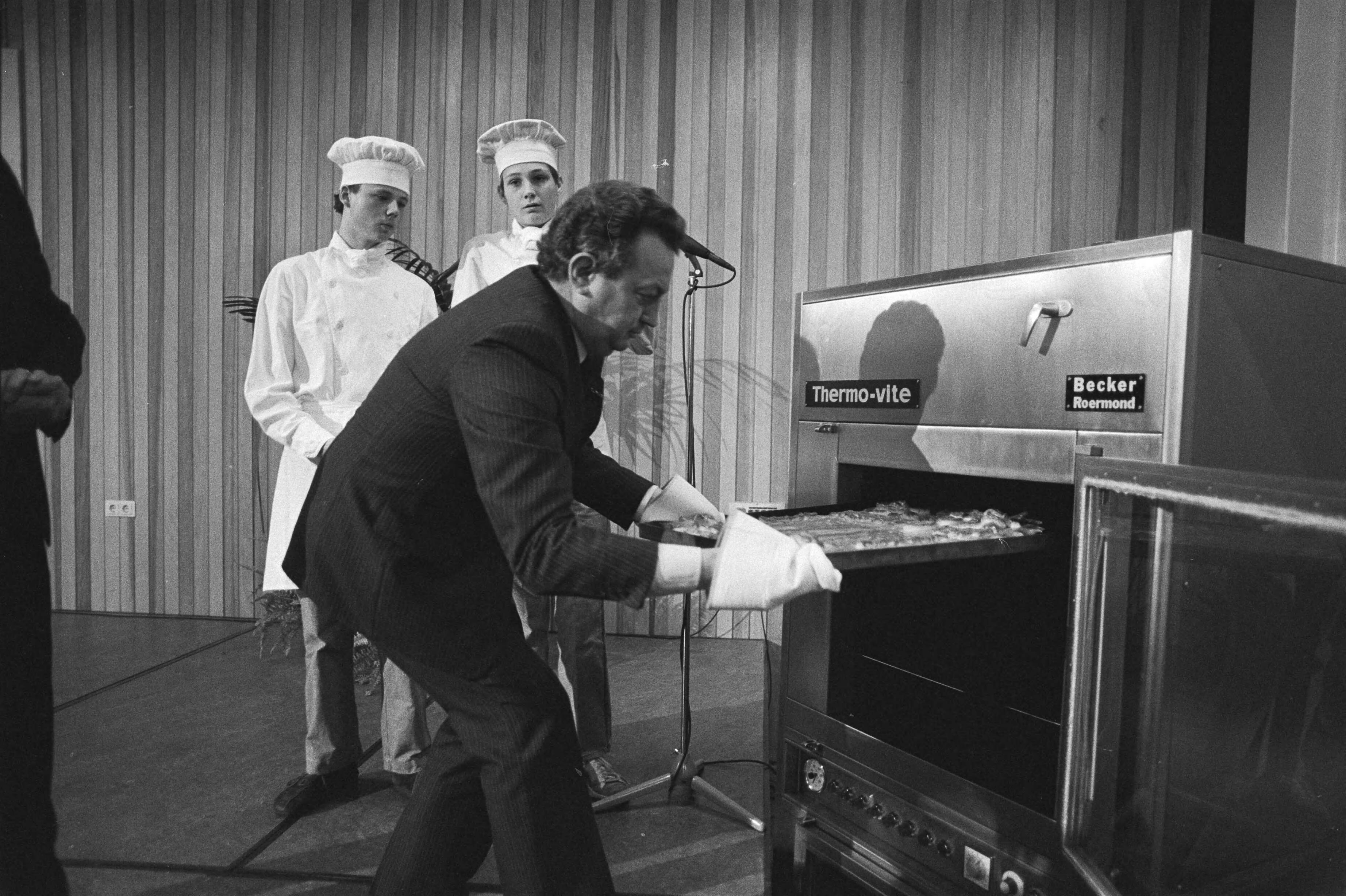 Fotocollectie Anefo — Minister Braks opent Int. Bakker Tentoonstelling Nebato"84 in Utrecht; minister Braks haalt koek uit oven — Foto: Antonisse, Marcel / Anefo. Licentie: Set B: Rechtenvrij / Publiek Domein. Bron: Nationaal Archief. http://hdl.handle.net/10648/ad38be08-d0b4-102d-bcf8-003048976d84