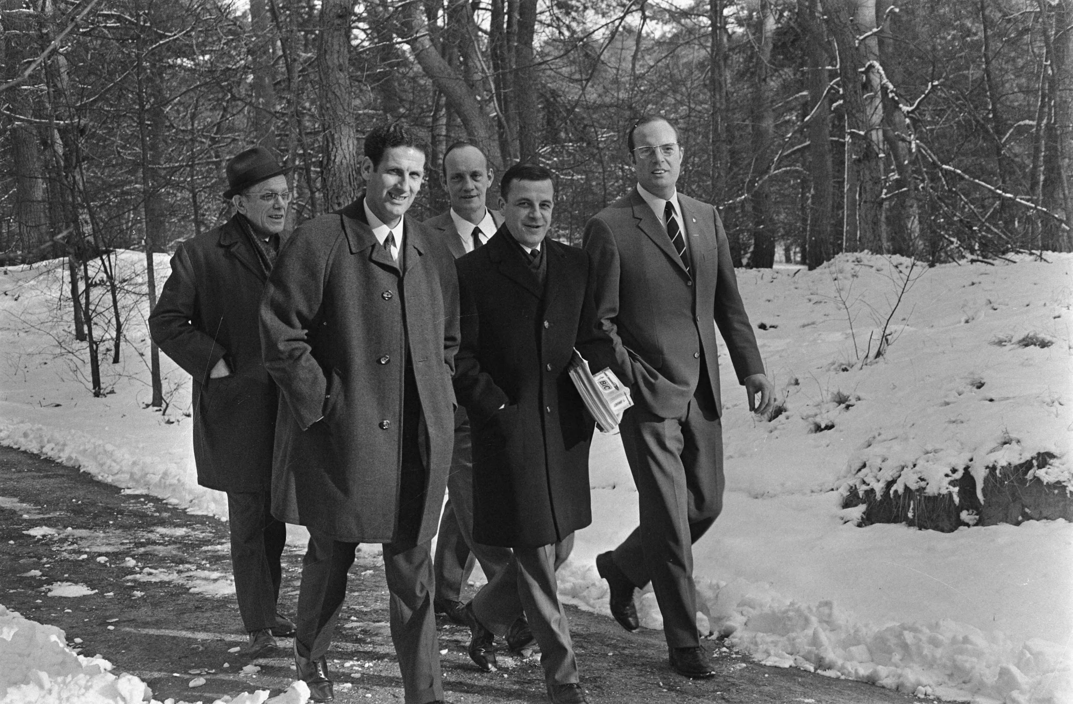 Fotocollectie Anefo — Scheidsrechters hielden "scheidsrechterdag" voor o.a. verbetering bescherming scheidsrechters KNVB-centrum Zeist Wandeling bos scheidsrechter Van der Kroft en — Foto: Mieremet, Rob / Anefo. Licentie: Set B: Rechtenvrij / Publiek Domein. Bron: Nationaal Archief. http://hdl.handle.net/10648/ab8d3f8e-d0b4-102d-bcf8-003048976d84