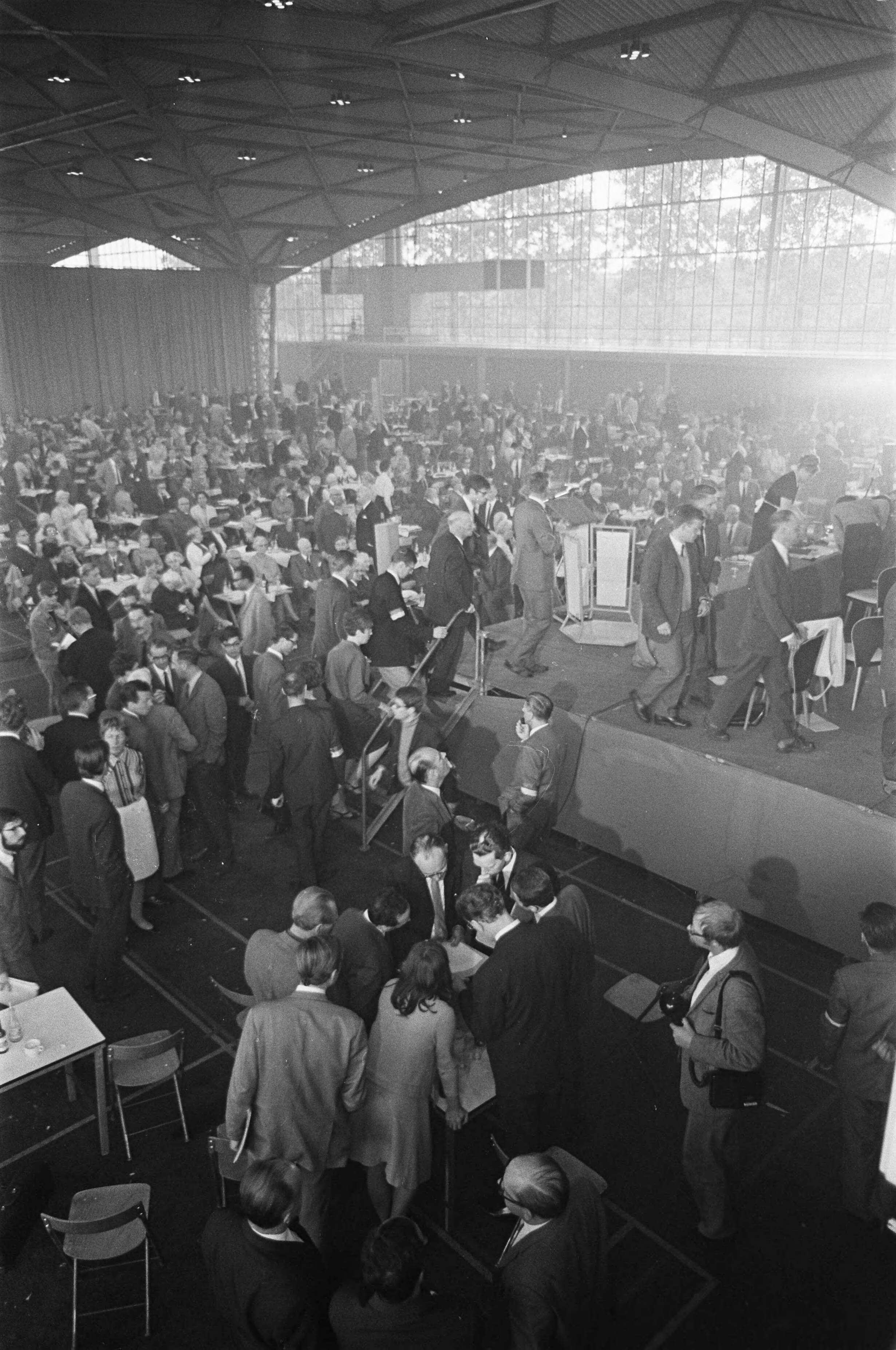 Fotocollectie Anefo — Algemene Ledenvergadering VPRO in Expohal Hilversum. Overzichten — Foto: Nijs, Jac. de / Anefo. Licentie: Set B: Rechtenvrij / Publiek Domein. Bron: Nationaal Archief. http://hdl.handle.net/10648/ab44dd16-d0b4-102d-bcf8-003048976d84