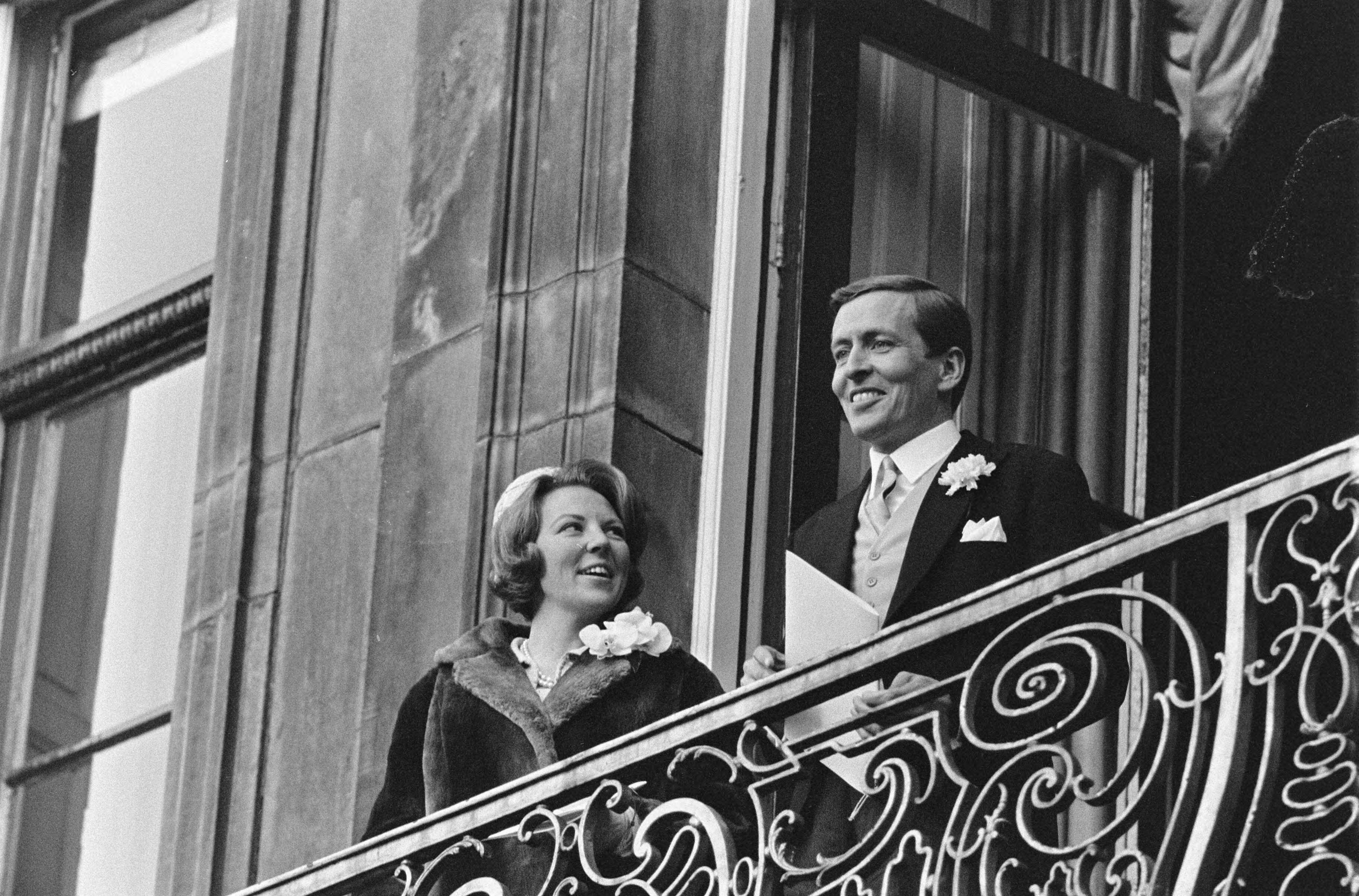 Fotocollectie Anefo — Ondertrouw prinses Beatrix en Claus von Amsberg, na de rit van Baarn naar Den Haag, prinses Beatrix en Claus von Amsberg (met ondertrouwakte) op het balkon van Paleis Lange Voorhout — Foto: Combinatie 6 / Anefo. Licentie: Set B: Rechtenvrij / Publiek Domein. Bron: Nationaal Archief. http://hdl.handle.net/10648/aadb1368-d0b4-102d-bcf8-003048976d84