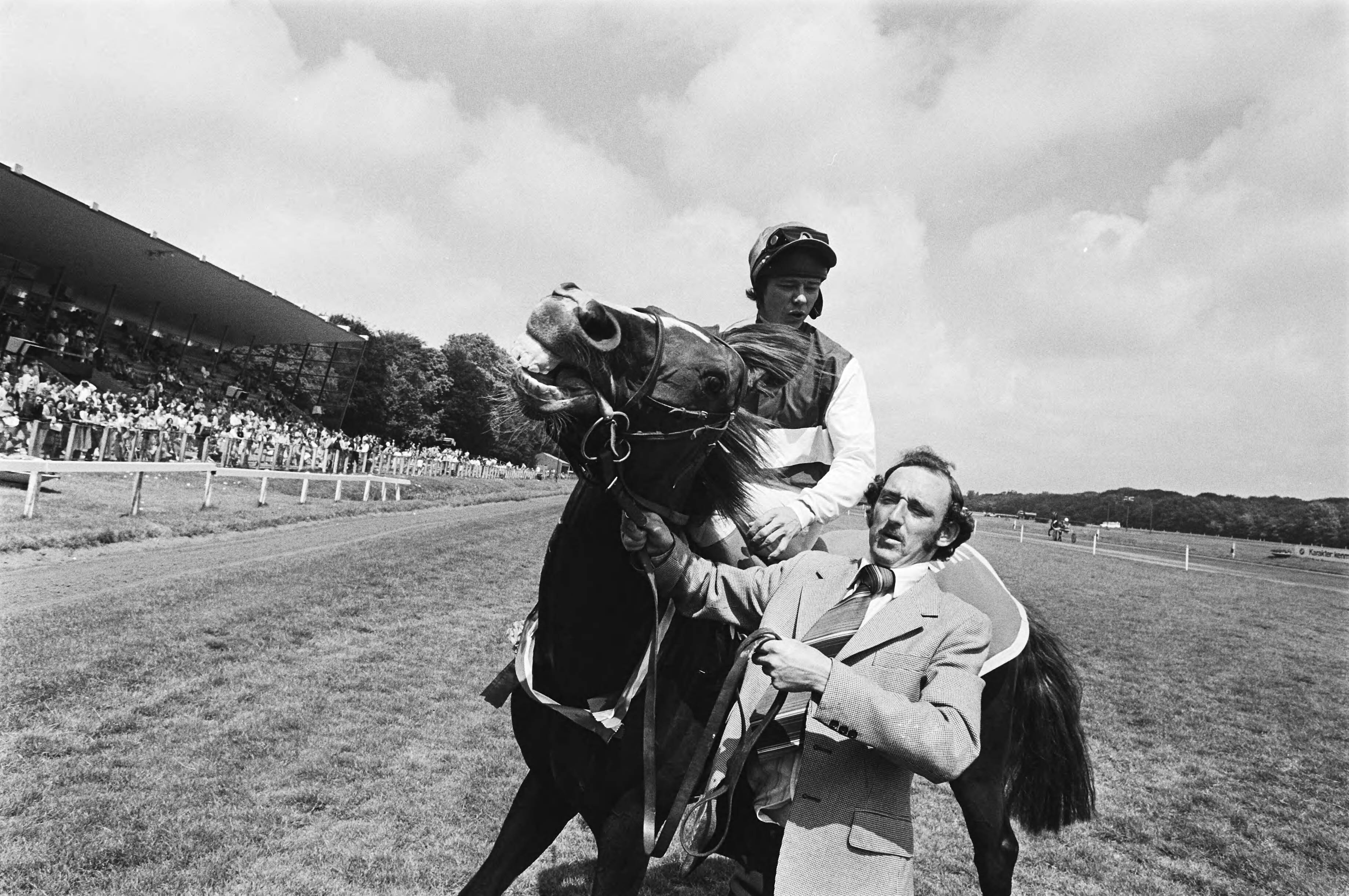 51ste Derby op Duindigt — Winnaar Corrals Bond met Davies — Foto: Croes, Rob C. / Anefo. Licentie: Set B: Rechtenvrij / Publiek Domein. Bron: Nationaal Archief. http://hdl.handle.net/10648/accd413c-d0b4-102d-bcf8-003048976d84