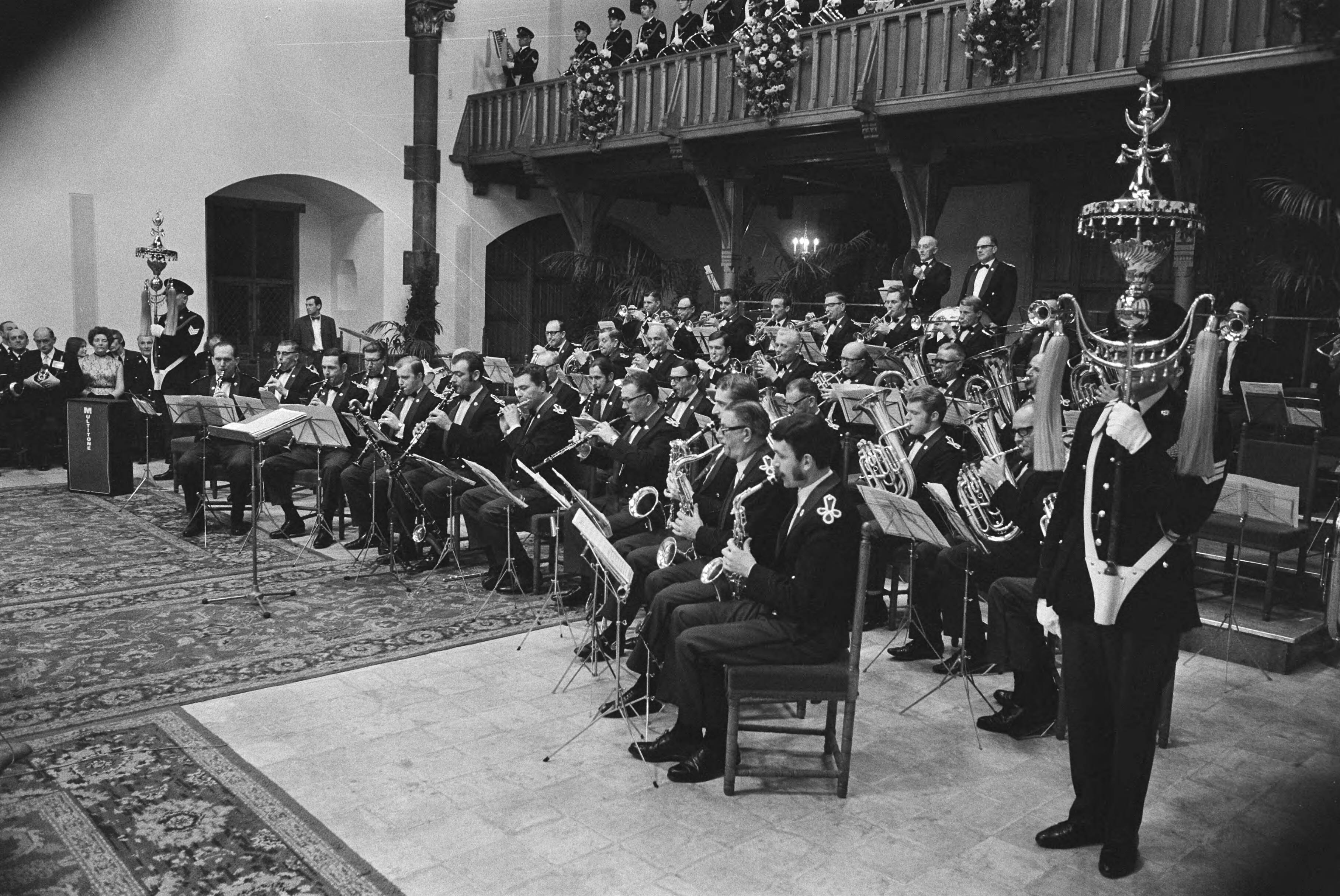 Fotocollectie Anefo — Prinses Beatrix en Prins Claus bij Jubileumconcert van Rijkspolitiekapel in Ridderzaal, Den Haag — Foto: Verhoeff, Bert / Anefo. Licentie: Set B: Rechtenvrij / Publiek Domein. Bron: Nationaal Archief. http://hdl.handle.net/10648/abab596a-d0b4-102d-bcf8-003048976d84
