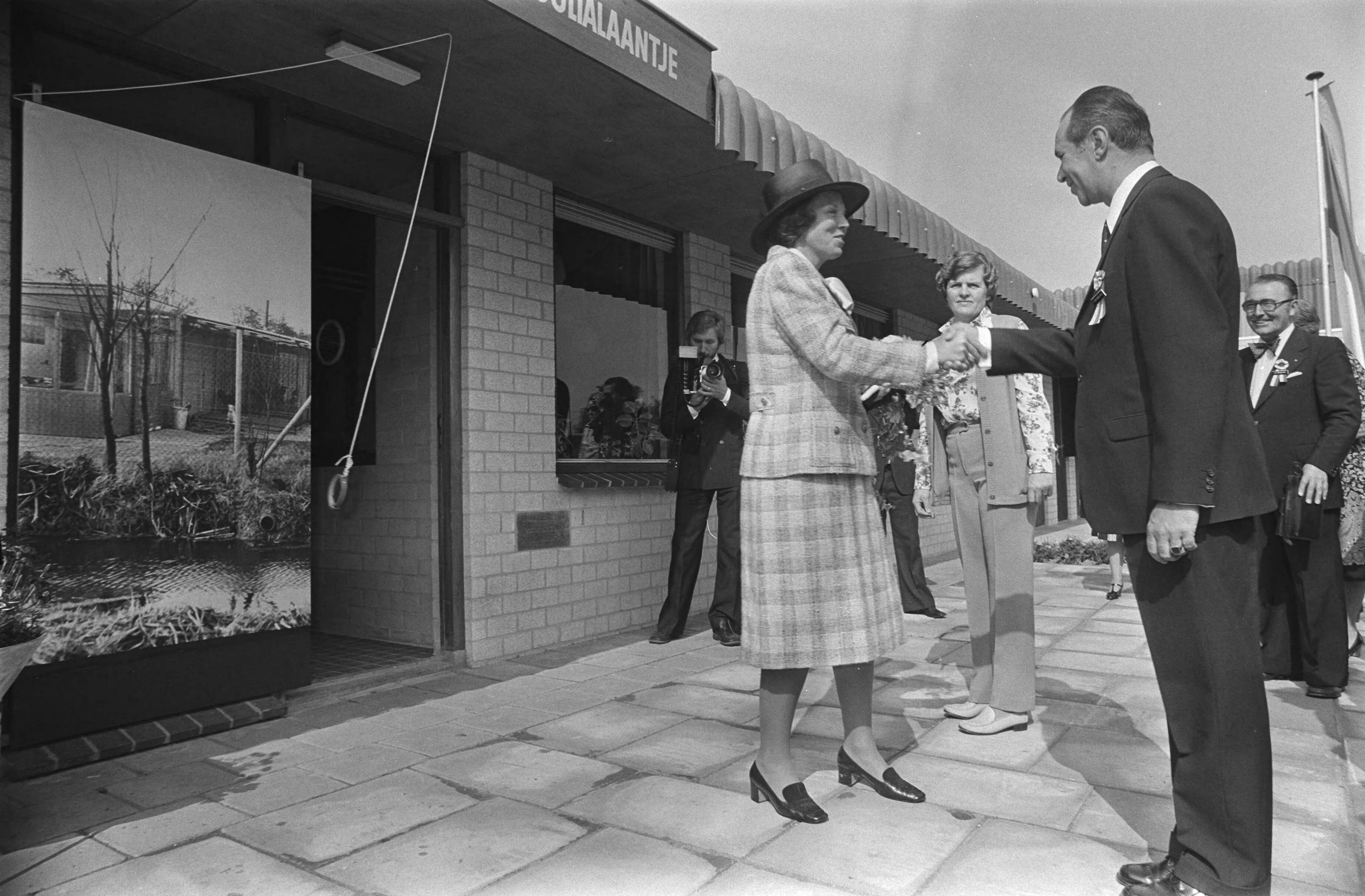 Fotocollectie Anefo — Prinses Beatrix opent streekdierentehuis "t Juliaantje te Rijswijk — Foto: Suyk, Koen / Anefo. Licentie: Set B: Rechtenvrij / Publiek Domein. Bron: Nationaal Archief. http://hdl.handle.net/10648/aca17eda-d0b4-102d-bcf8-003048976d84