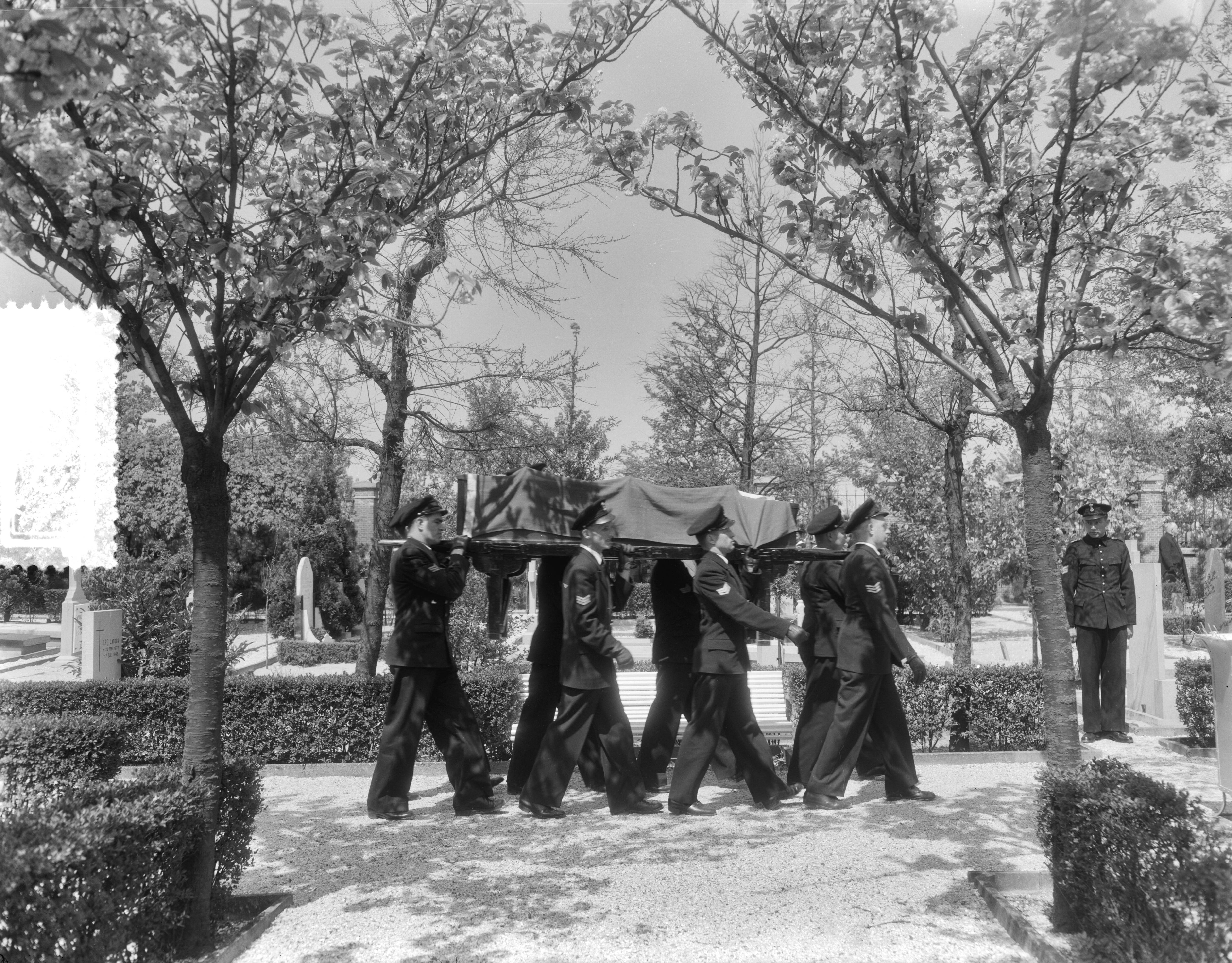 Fotocollectie Anefo — Marinebegrafenis te Den Haag — Foto: Duinen, G.W. van / Anefo. Licentie: Set B: Rechtenvrij / Publiek Domein. Bron: Nationaal Archief. http://hdl.handle.net/10648/a921caee-d0b4-102d-bcf8-003048976d84