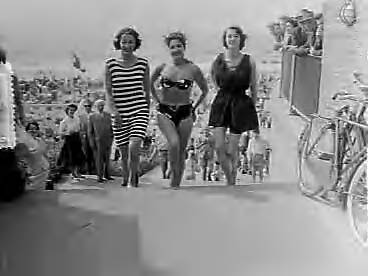 Fotocollectie Anefo — Badpakkenshow bij Hotel Bouwens te Zandvoort — Foto: Pot, Harry / Anefo. Licentie: Set B: Rechtenvrij / Publiek Domein. Bron: Nationaal Archief. http://hdl.handle.net/10648/a94c2f82-d0b4-102d-bcf8-003048976d84