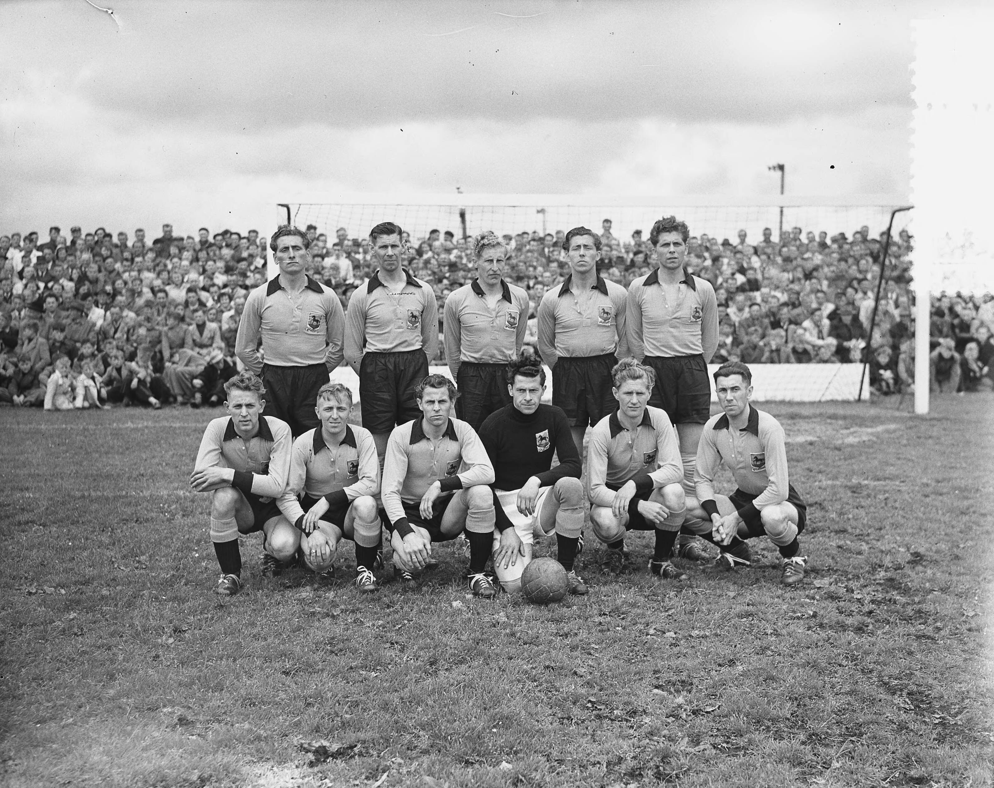 Fotocollectie Anefo — Voetbal. Volendam tegen DFC 2-2. Elftal Volendam — Foto: Duinen, G.W. van / Anefo. Licentie: Set B: Rechtenvrij / Publiek Domein. Bron: Nationaal Archief. http://hdl.handle.net/10648/a90cefd4-d0b4-102d-bcf8-003048976d84