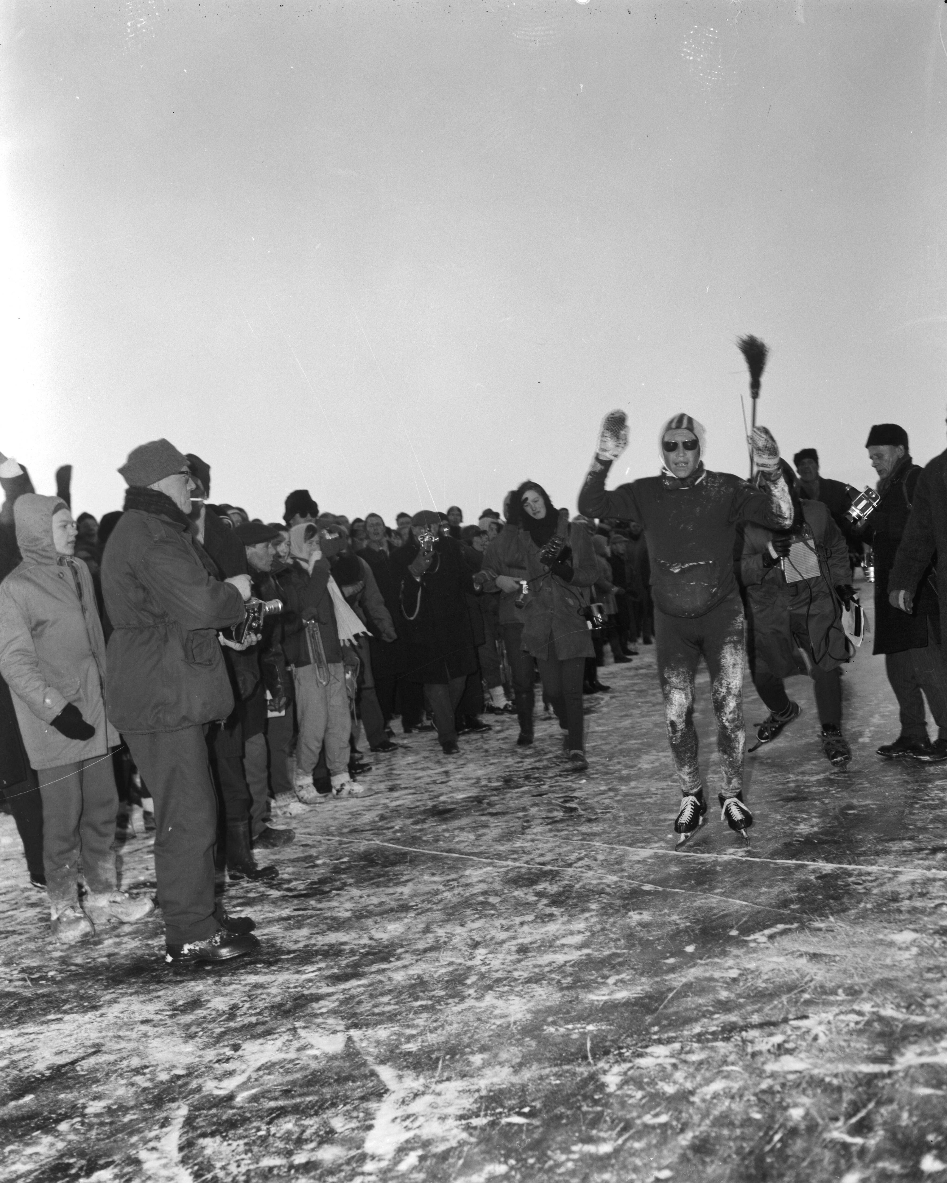 Elfstedentocht 1963 — Elfstedentocht 1963. Winnaar Reinier Paping uit Dedemsvaart door de finish op de Bonkevaart te Leeuwarden — Foto: Bilsen, Joop van / Anefo. Licentie: Set B: Rechtenvrij / Publiek Domein. Bron: Nationaal Archief. http://hdl.handle.net/10648/aa267da4-d0b4-102d-bcf8-003048976d84