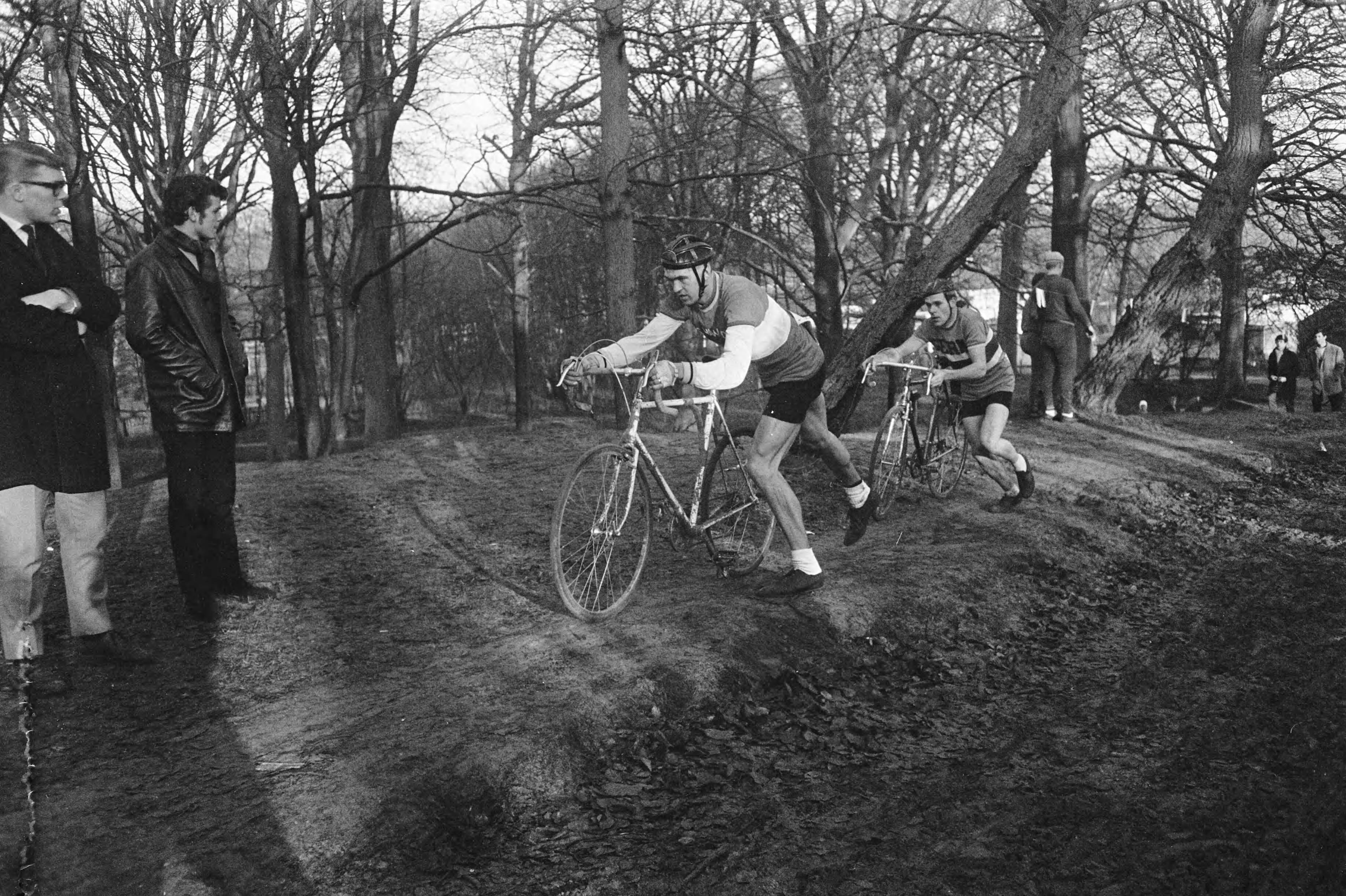 Fotocollectie Anefo — Katerkoers 1968 te Wassenaar. Winnaar werd Cock van der Hulst (links), tweede Cor Rutgers — Foto: Koch, Eric / Anefo. Licentie: Set B: Rechtenvrij / Publiek Domein. Bron: Nationaal Archief. http://hdl.handle.net/10648/ab312302-d0b4-102d-bcf8-003048976d84