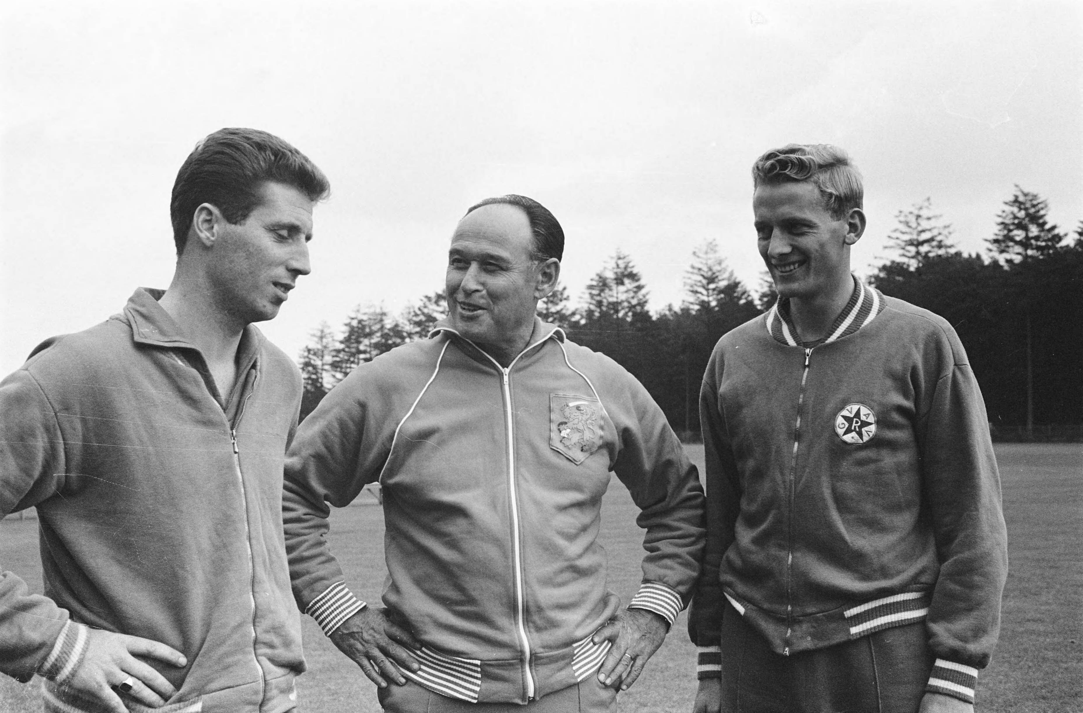 Fotocollectie Anefo — Training Nederlands elftal te Zeist. Bondscoach Elek Schwartz in gesprek met Tonny van der Linden (links) en Klaas Nuninga (rechts) — Foto: Pot, Harry / Anefo. Licentie: Set B: Rechtenvrij / Publiek Domein. Bron: Nationaal Archief. http://hdl.handle.net/10648/aa44603a-d0b4-102d-bcf8-003048976d84