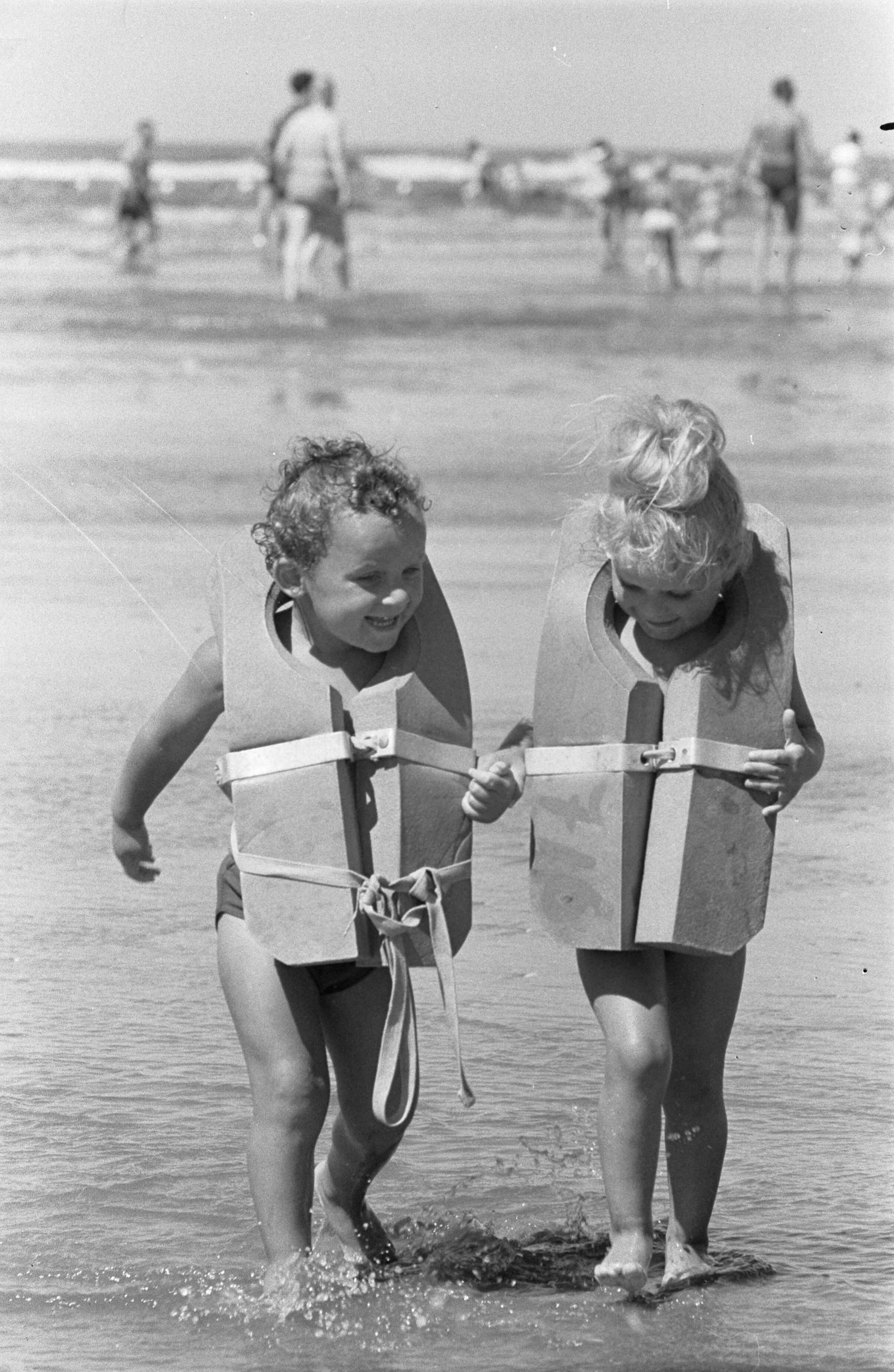 Fotocollectie Anefo — Drukte aan de kust. Strand van Zandvoort. Zomer voor twee kleuters Mikky en Joekie met grote zwemvesten — Foto: Pot, Harry / Anefo. Licentie: Set B: Rechtenvrij / Publiek Domein. Bron: Nationaal Archief. http://hdl.handle.net/10648/aa3f5734-d0b4-102d-bcf8-003048976d84