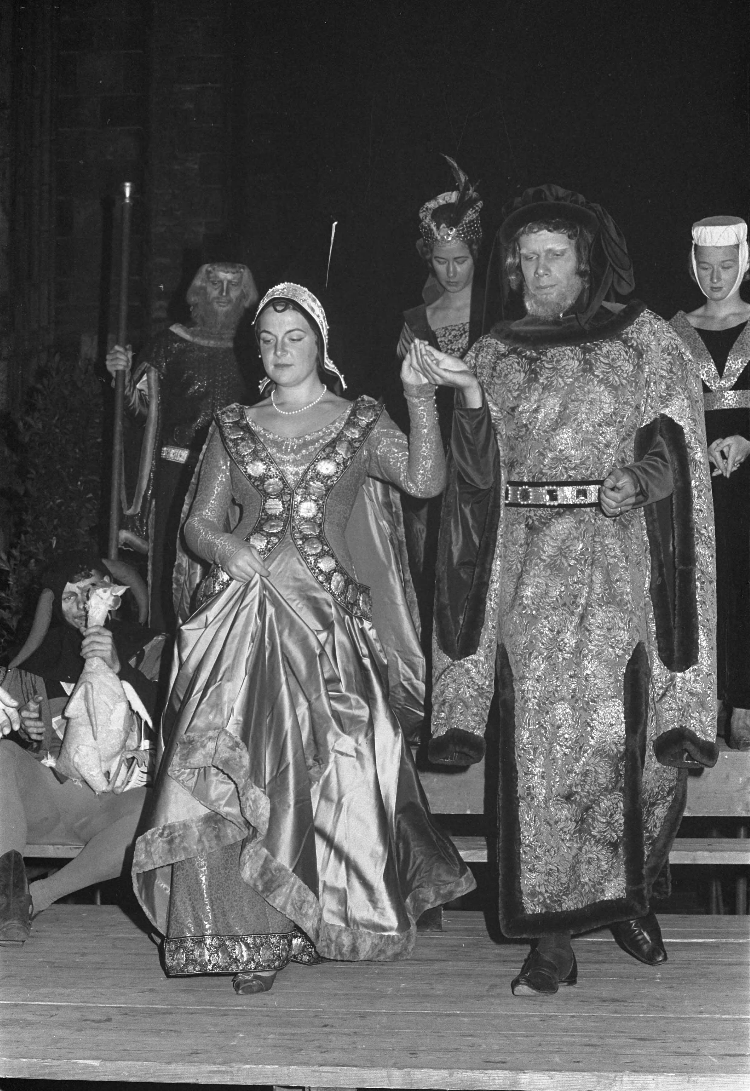 Fotocollectie Anefo — Lustrumfeest USC [Utrechts Studenten Corps]. Opvoering toneelstuk "François Villon", prinses Irene en [...] Tuyl van Serooskerken ontmoetingsscène tijdens maaltijd — Foto: Pot, Harry / Anefo. Licentie: Set B: Rechtenvrij / Publiek Domein. Bron: Nationaal Archief. http://hdl.handle.net/10648/a9dafc30-d0b4-102d-bcf8-003048976d84