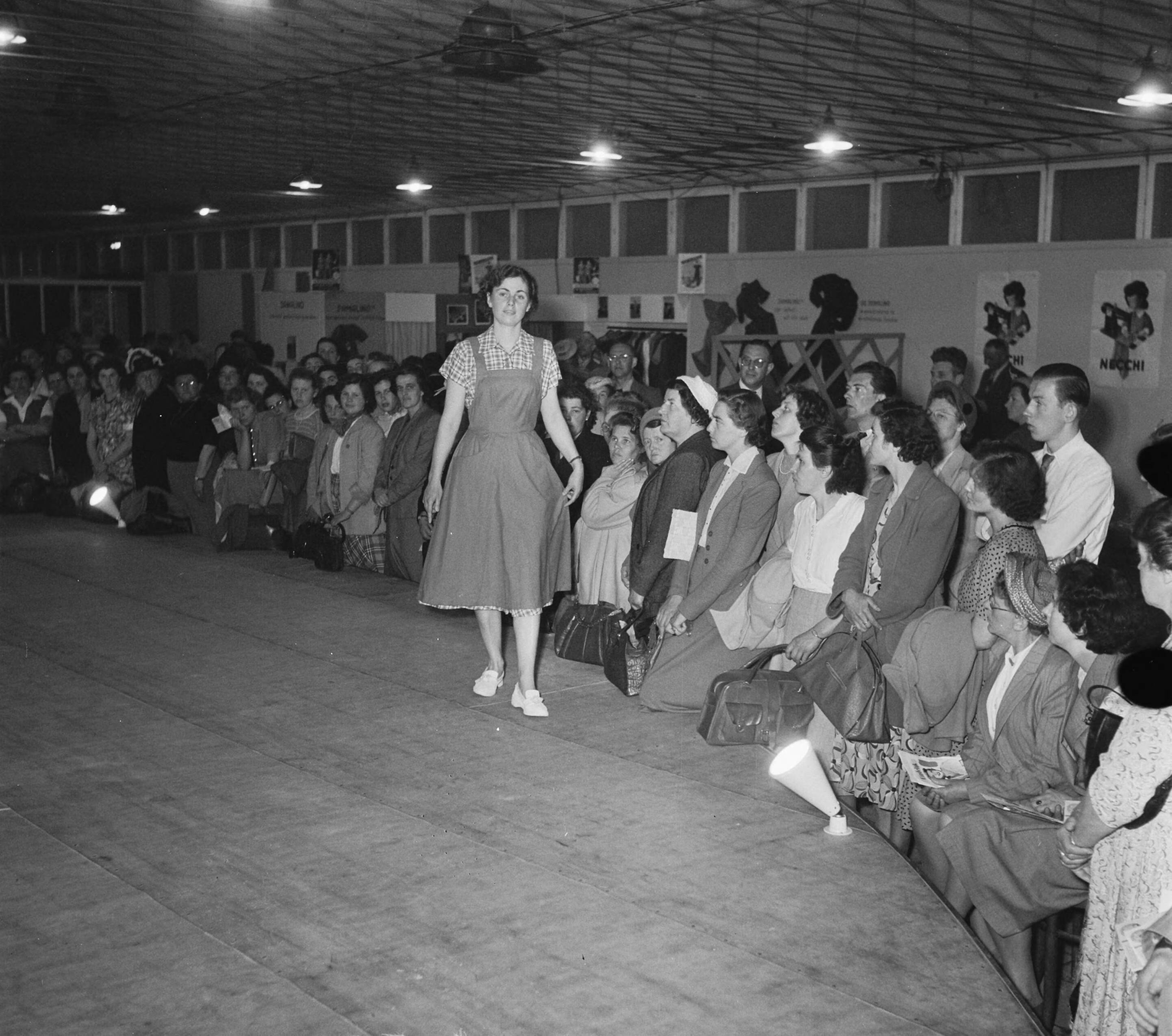 Landbouwtentoonstelling Utrecht (1952) — Landbouwtentoonstelling Utrecht. Modeshow — Foto: Noske, J.D. / Anefo. Licentie: Set B: Rechtenvrij / Publiek Domein. Bron: Nationaal Archief. http://hdl.handle.net/10648/a8f91090-d0b4-102d-bcf8-003048976d84