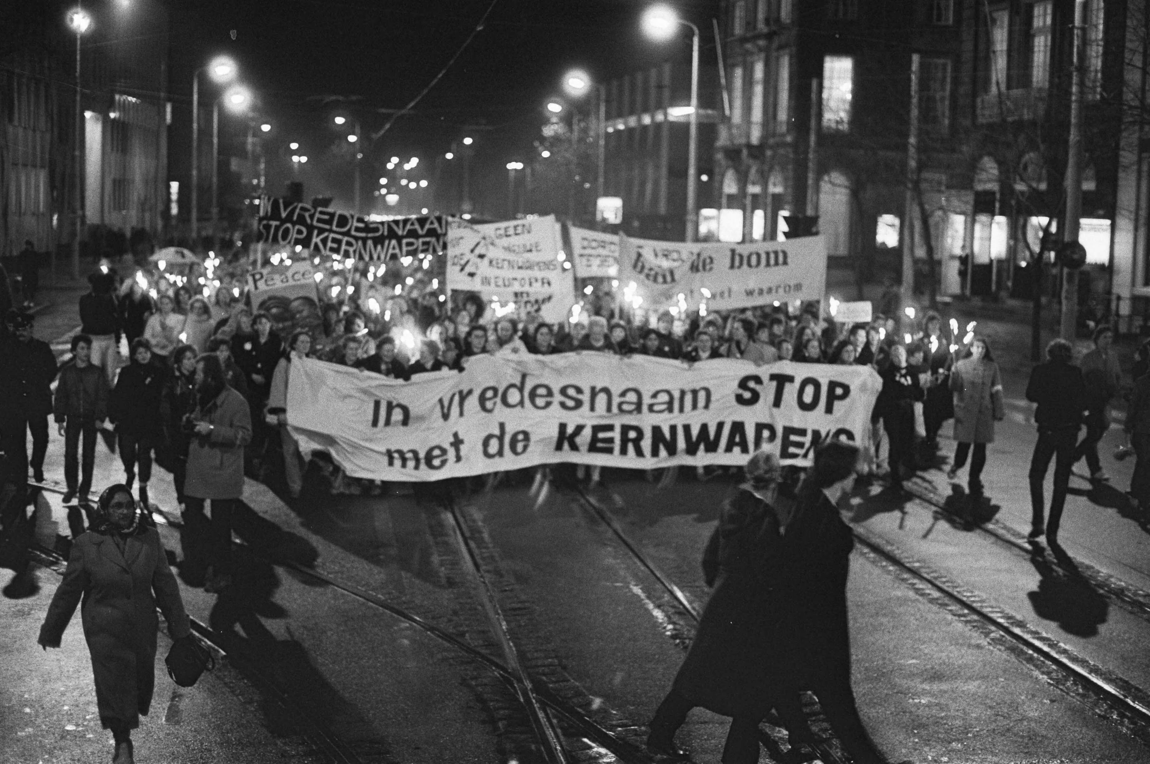 Stille fakkeloptocht in Den Haag door vrouwen onder het motto "In vredesnaam stop met de kernwapens" — Den Haag|Zuid-Holland|fakkeloptochten |betogingen |vrouwen — Foto: Bogaerts, Rob / Anefo. Licentie: Set B: Rechtenvrij / Publiek Domein. Bron: Nationaal Archief. http://hdl.handle.net/10648/ad09dc0a-d0b4-102d-bcf8-003048976d84