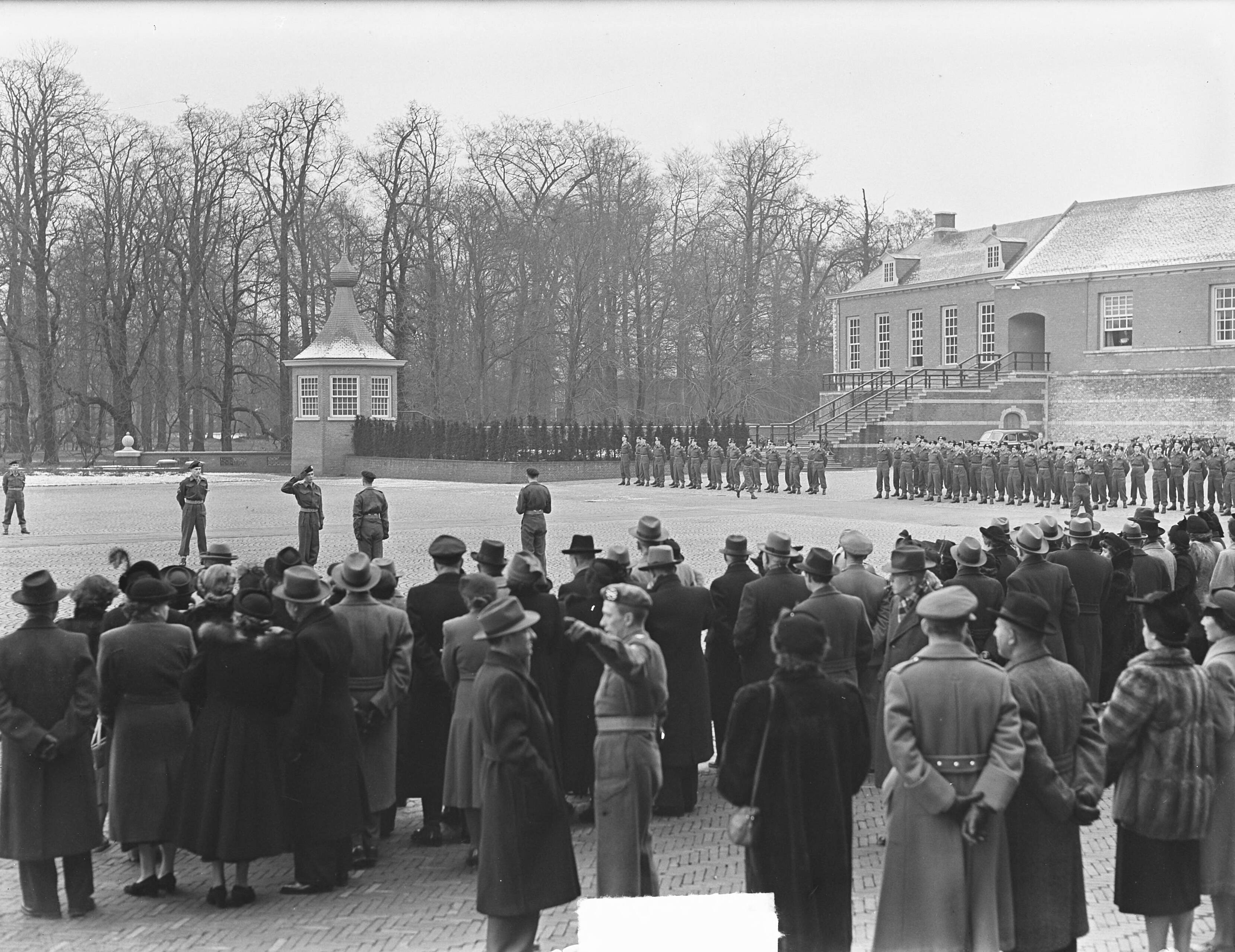 KMA Breda. Nieuwe cadetten — Foto: Pot, Harry / Anefo. — Licentie: Set B: Rechtenvrij / Publiek Domein. Bron: Nationaal Archief. http://hdl.handle.net/10648/a8e30818-d0b4-102d-bcf8-003048976d84