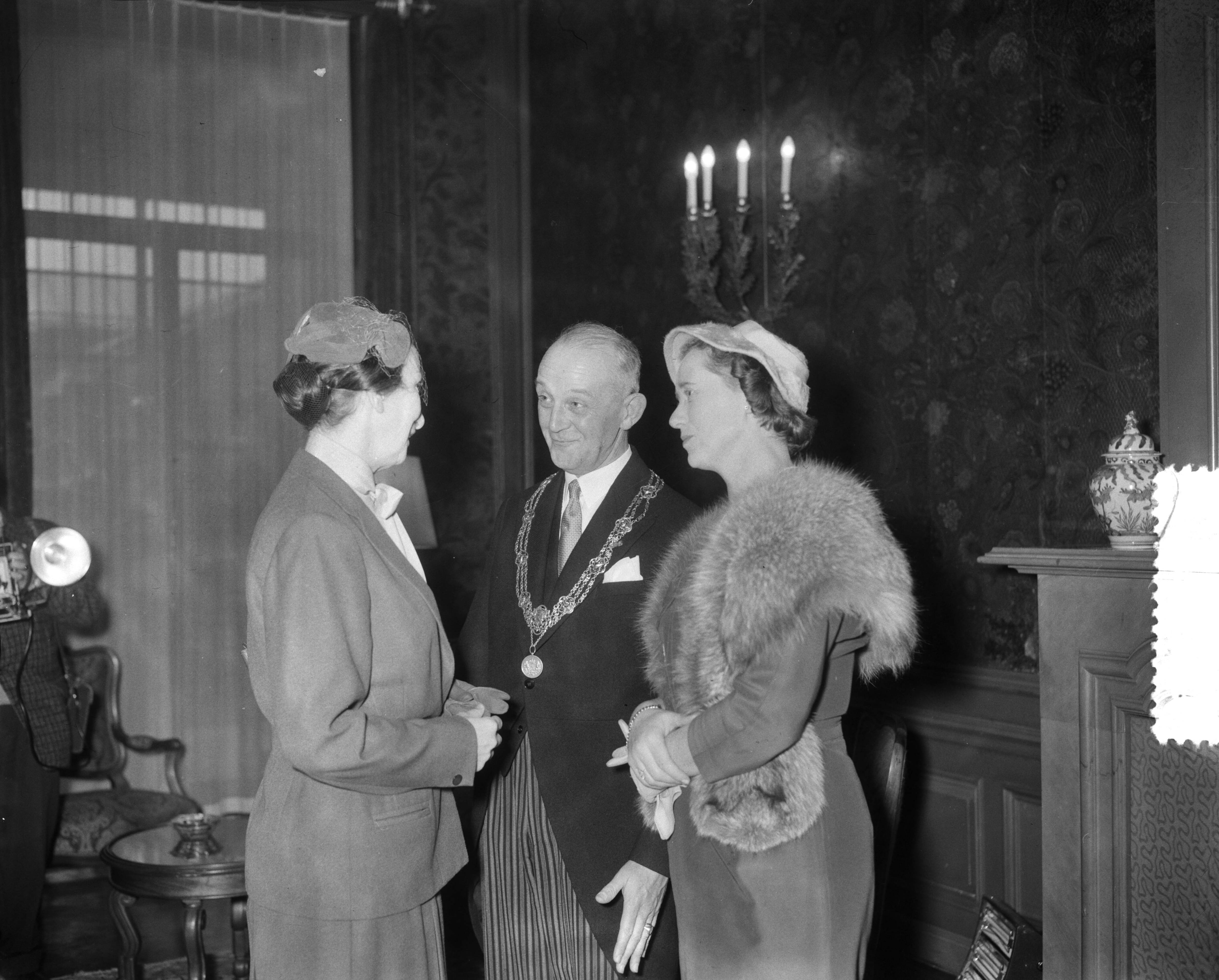 Fotocollectie Anefo — Receptie nieuwe burgemeester Den Haag, mr. H.A.M.T. Kolfschoten — Foto: Bilsen, Joop van / Anefo. Licentie: Set B: Rechtenvrij / Publiek Domein. Bron: Nationaal Archief. http://hdl.handle.net/10648/a958646e-d0b4-102d-bcf8-003048976d84