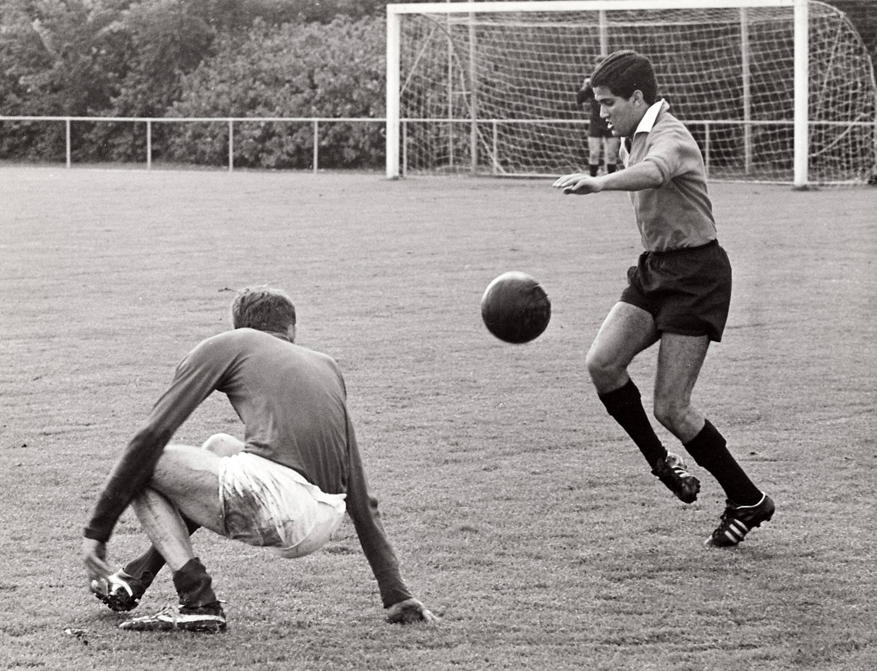 Sportactiviteiten personeel Drukkerij N.V. De Spaarnestad / Voetbal, o.a. F.C. Panorama — [Serie bedrijfsvoetbal Spaarnestad] H.D.J - Bruna voetballen oct '65 — Foto: Essenberg, Hans / Spaarnestad / Spaarnestad Photo (05887). Licentie: Set B: Rechtenvrij / Publiek Domein. Bron: Nationaal Archief. http://hdl.handle.net/10648/35429da6-3f43-a382-e063-6df0900a6686