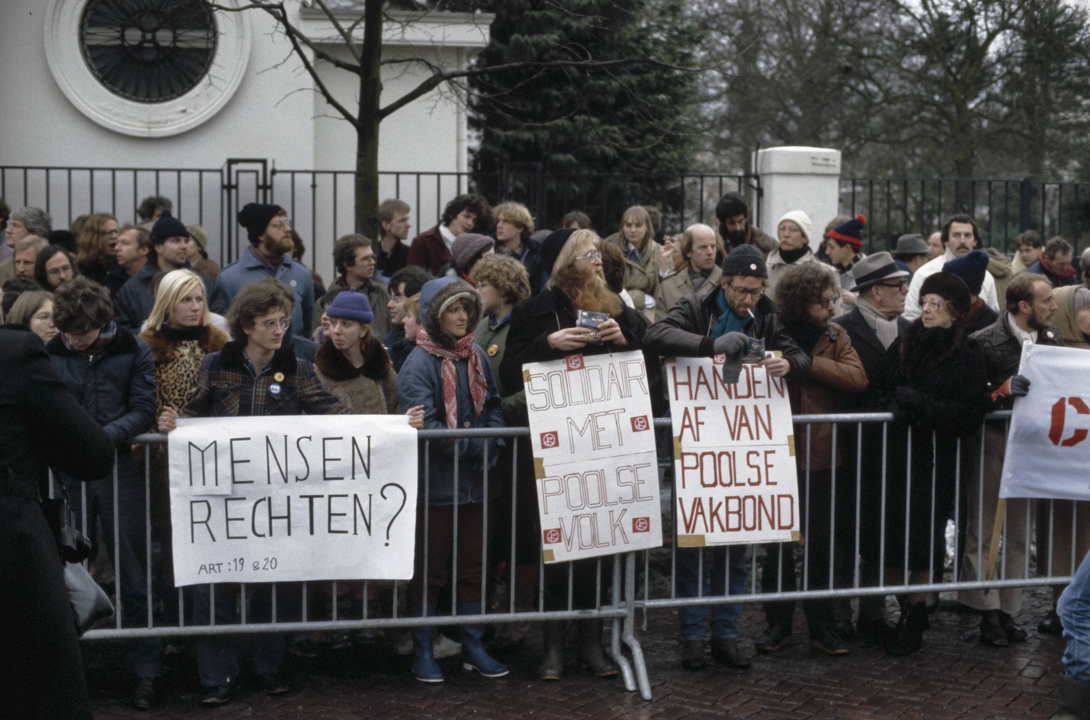 Fotocollectie Anefo — Demonstratie voor Poolse ambassade in Den Haag tegen staat van beleg in Polen; demonstranten — Foto: Bogaerts, Rob / Anefo. Licentie: Set B: Rechtenvrij / Publiek Domein. Bron: Nationaal Archief. http://hdl.handle.net/10648/ad8ad8aa-d0b4-102d-bcf8-003048976d84