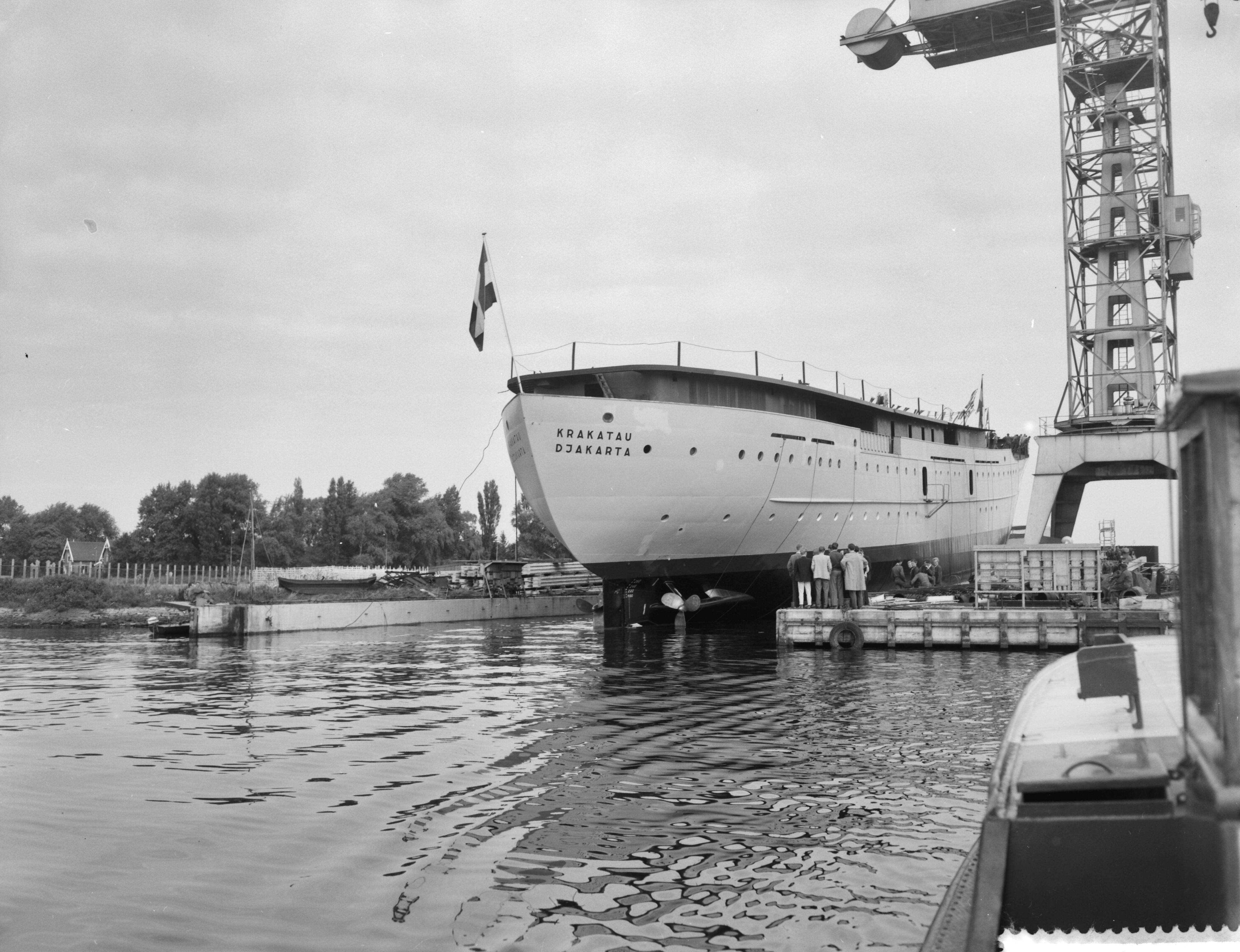 Fotocollectie Anefo — Tewaterlating dubbelschroefveerschip "Krakatau" bij de Zaanlandse Scheepsbouw Mij. — Foto: Bilsen, Joop van / Anefo. Licentie: Set B: Rechtenvrij / Publiek Domein. Bron: Nationaal Archief. http://hdl.handle.net/10648/a99dd1f2-d0b4-102d-bcf8-003048976d84