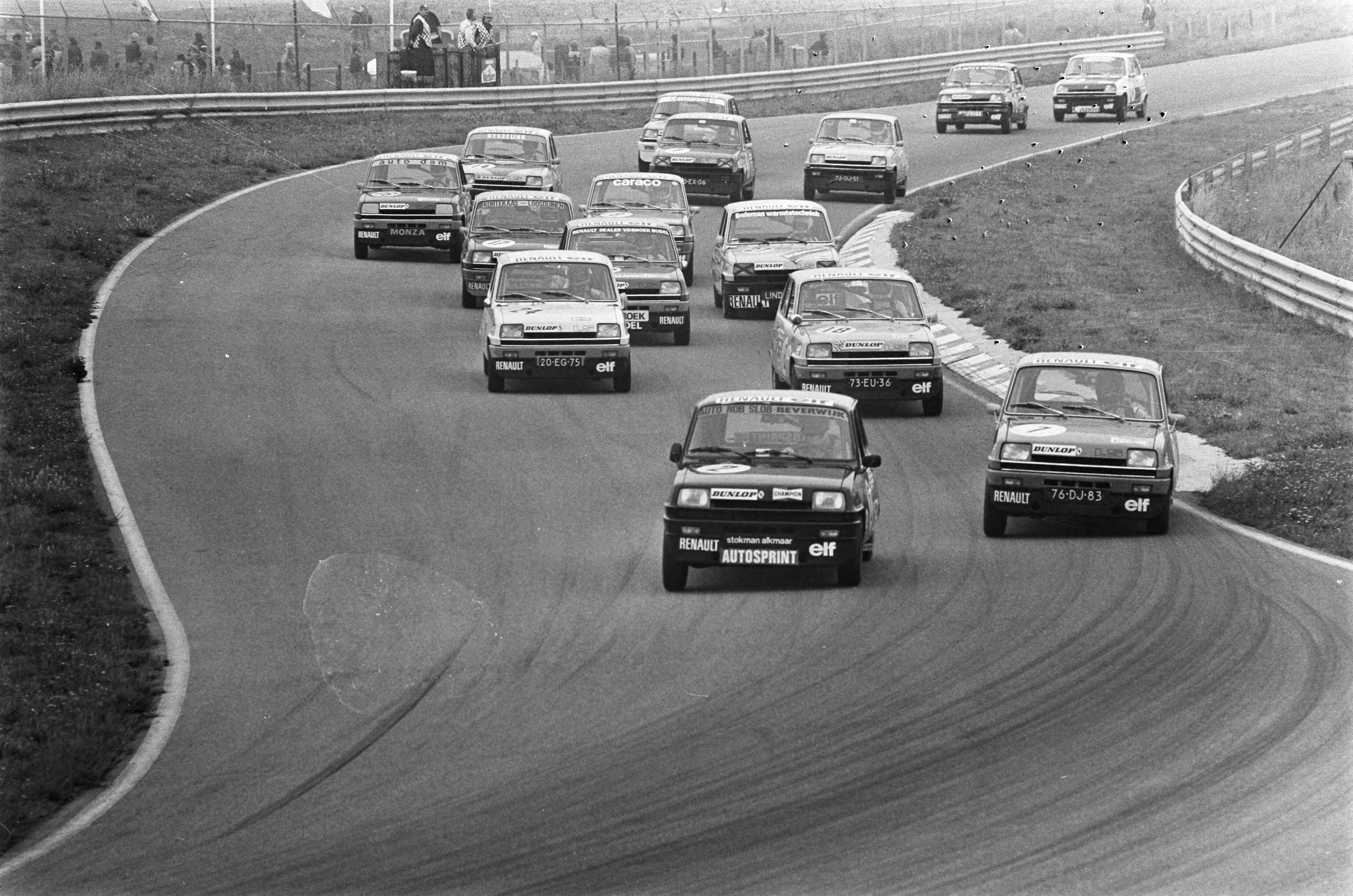 Grote Prijs van Zandvoort in 1975 — De coureur Gadinis in aktie — Foto: Croes, Rob C. / Anefo. Licentie: Set B: Rechtenvrij / Publiek Domein. Bron: Nationaal Archief. http://hdl.handle.net/10648/ac6df164-d0b4-102d-bcf8-003048976d84