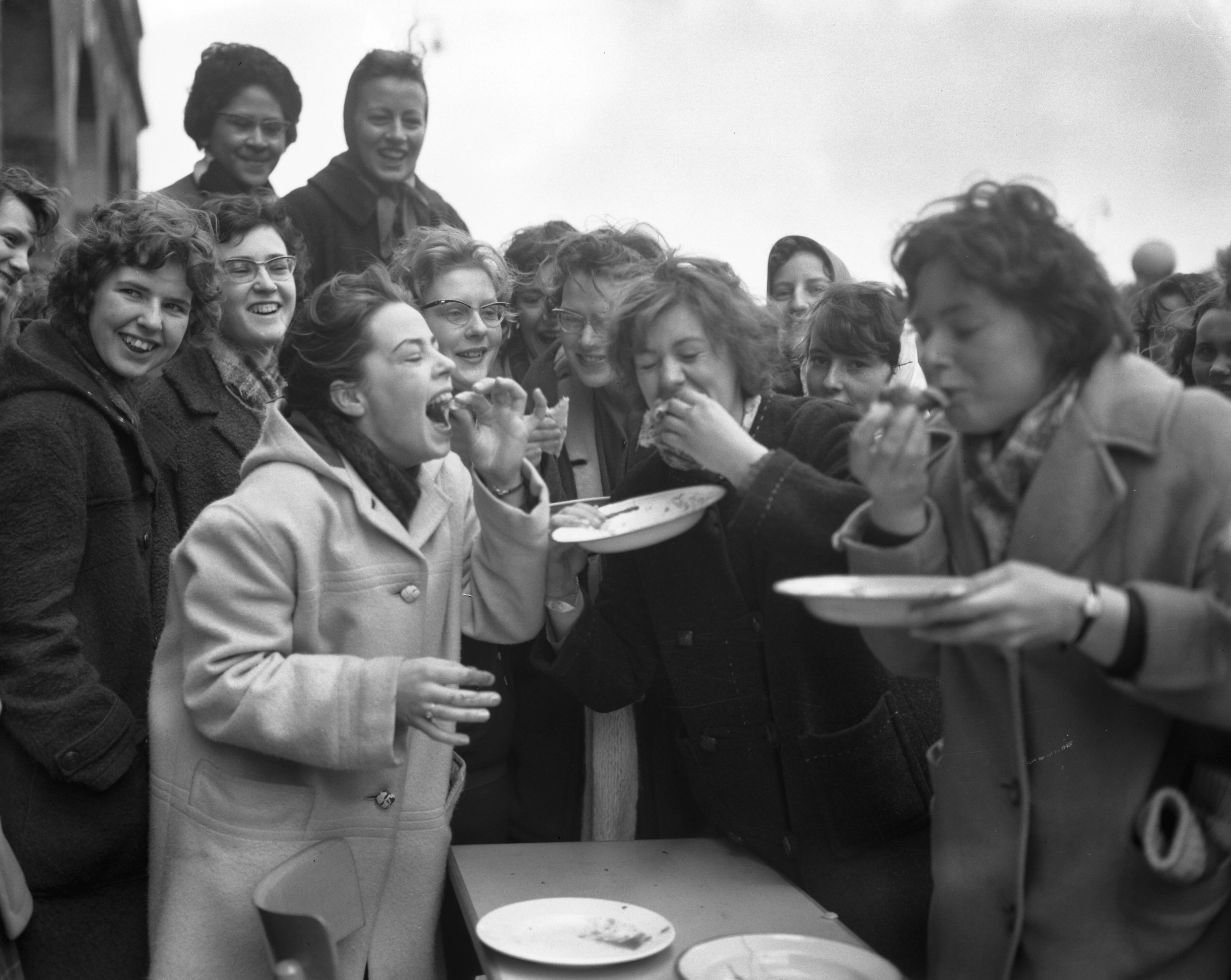 Fotocollectie Anefo — Pannekoeken tijdrace t.g.v. 25 jarig bestaan van de leerlingen-vereniging "Vesta" van de Christelijke Huishoudschool te Den Haag — Foto: Bilsen, Joop van / Anefo. Licentie: Set B: Rechtenvrij / Publiek Domein. Bron: Nationaal Archief. http://hdl.handle.net/10648/a9feb878-d0b4-102d-bcf8-003048976d84