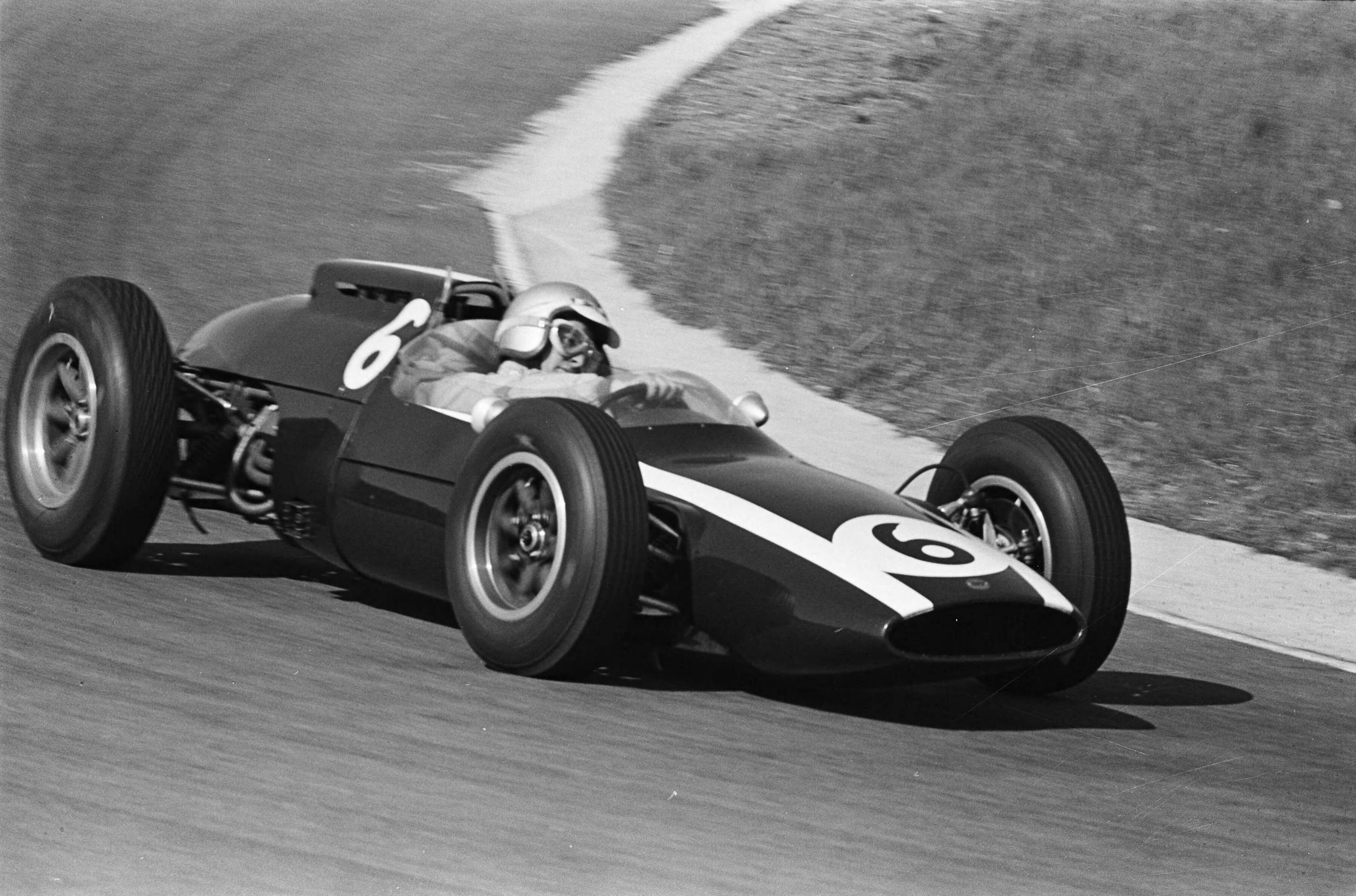 Grand Prix Zandvoort 1962 — Grand Prix van Zandvoort. Bruce McLaren (6, Cooper-Climax) — Foto: Bilsen, Joop van / Anefo. Licentie: Set B: Rechtenvrij / Publiek Domein. Bron: Nationaal Archief. http://hdl.handle.net/10648/aa095fd0-d0b4-102d-bcf8-003048976d84