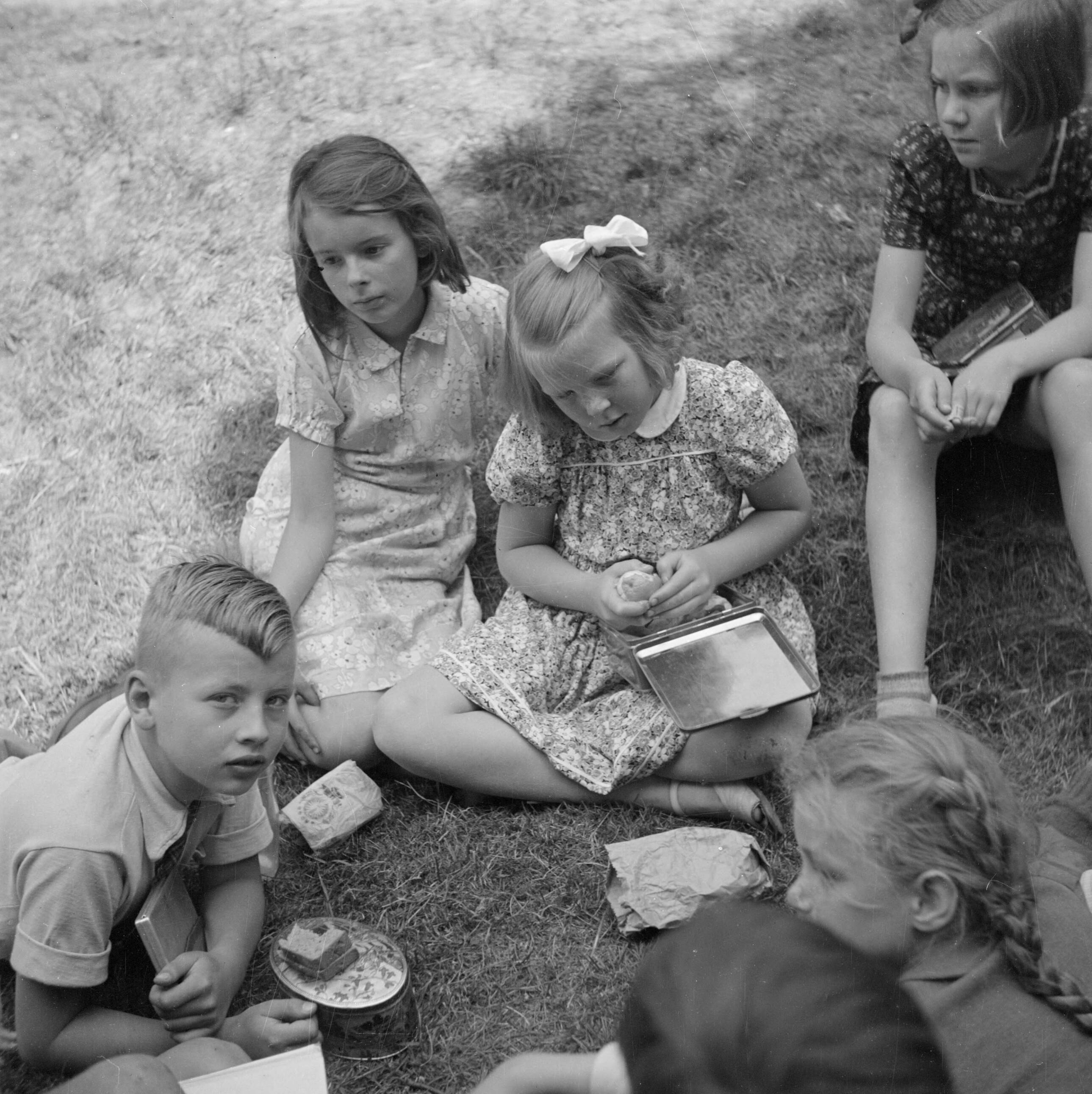 De prinsessen Beatrix en Irene op de Werkplaats Kindergemeenschap van Kees Boeke te Bilthoven — Prinses Beatrix met enkele andere leerlingen in de tuin — Foto: Poll, Willem van de. Licentie: Set B: Rechtenvrij / Publiek Domein. Bron: Nationaal Archief. http://hdl.handle.net/10648/aee80934-d0b4-102d-bcf8-003048976d84