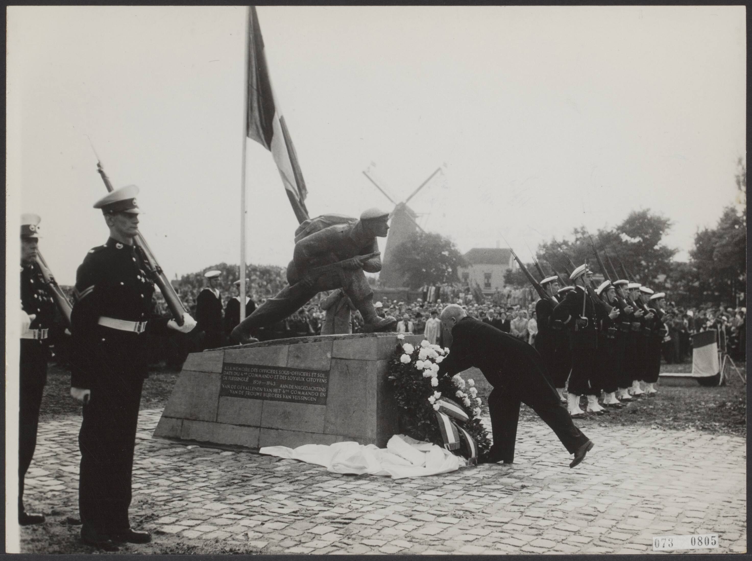Fotocollectie Elsevier Binnenland — Onthulling in Vlissingen van het monument voor de gevallen Engelse bevrijders en gevallen Nederlanders tijdens de Tweede Wereldoorlog door ir. C. Staf, minister van Oorlog. Minister Staf legt een krans bij het monument, voorstellende een aanvallende soldaat, van de beeldhouwer Titus Leeser — Foto: Fotograaf Onbekend / Anefo. Licentie: Set B: Rechtenvrij / Publiek Domein. Bron: Nationaal Archief. http://hdl.handle.net/10648/ae15cc26-d0b4-102d-bcf8-003048976d84