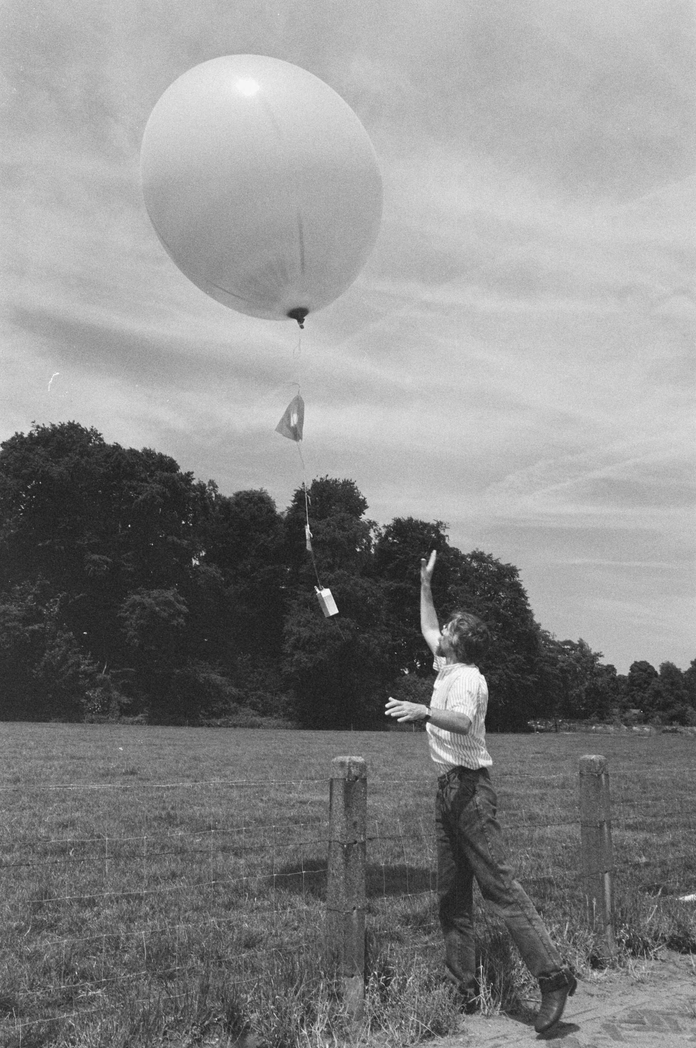 RIVM (Rijksinstituut voor Volksgezondheid en Milieuhygiëne) in Bilthoven i.v.m. smogvorming — Luchtballon met gemeten concentraties luchtverontreiniging — Foto: Croes, Rob C. / Anefo. Licentie: Set B: Rechtenvrij / Publiek Domein. Bron: Nationaal Archief. http://hdl.handle.net/10648/ad735b80-d0b4-102d-bcf8-003048976d84