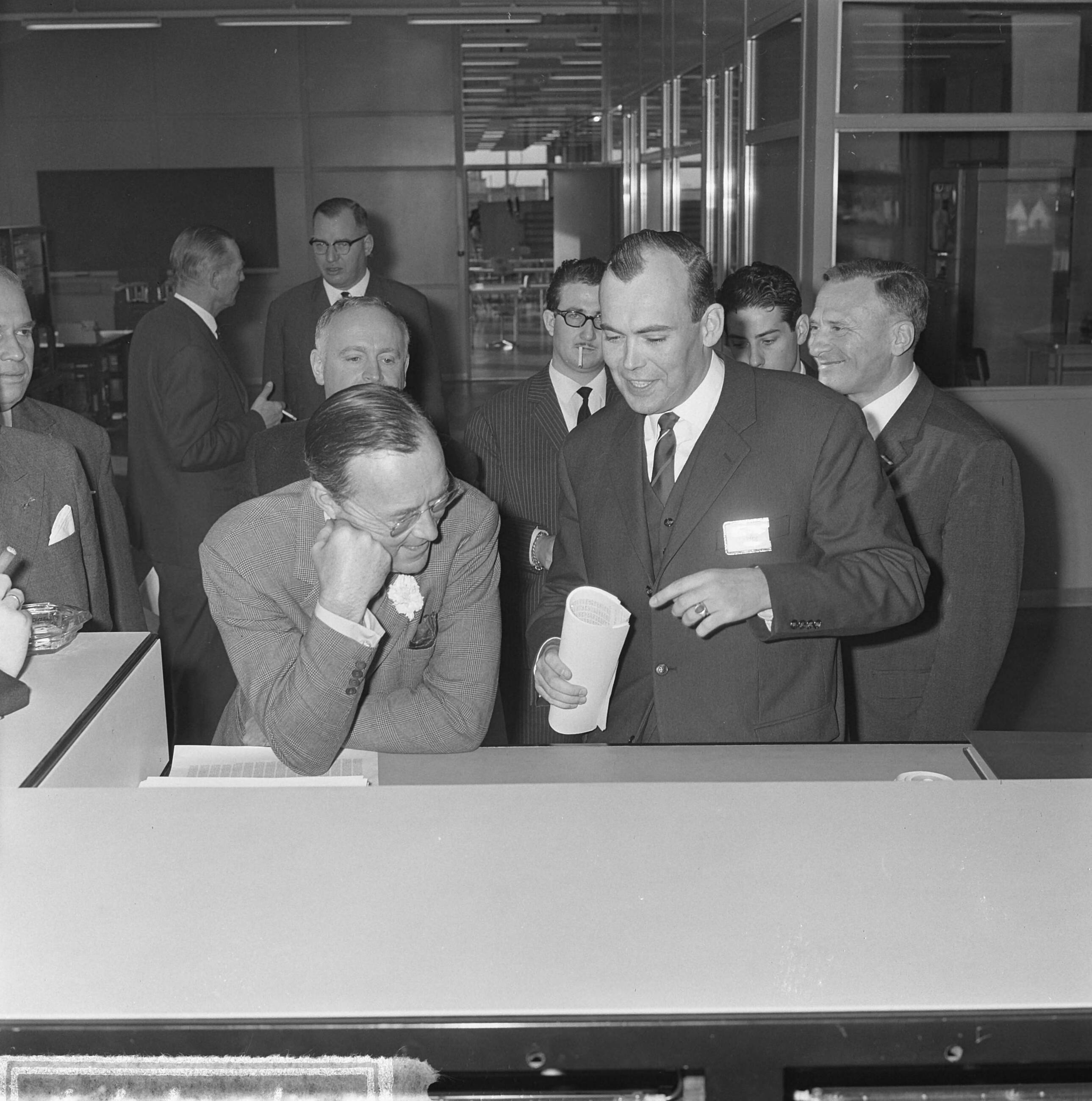 Fotocollectie Anefo — Prins Bernhard opende computerfabriek N.V. Electrologica te Rijswijk, de prins tijdens rondgang. Rechts ir. C Kuypers — Foto: Koch, Eric / Anefo. Licentie: Set B: Rechtenvrij / Publiek Domein. Bron: Nationaal Archief. http://hdl.handle.net/10648/aa84d78c-d0b4-102d-bcf8-003048976d84
