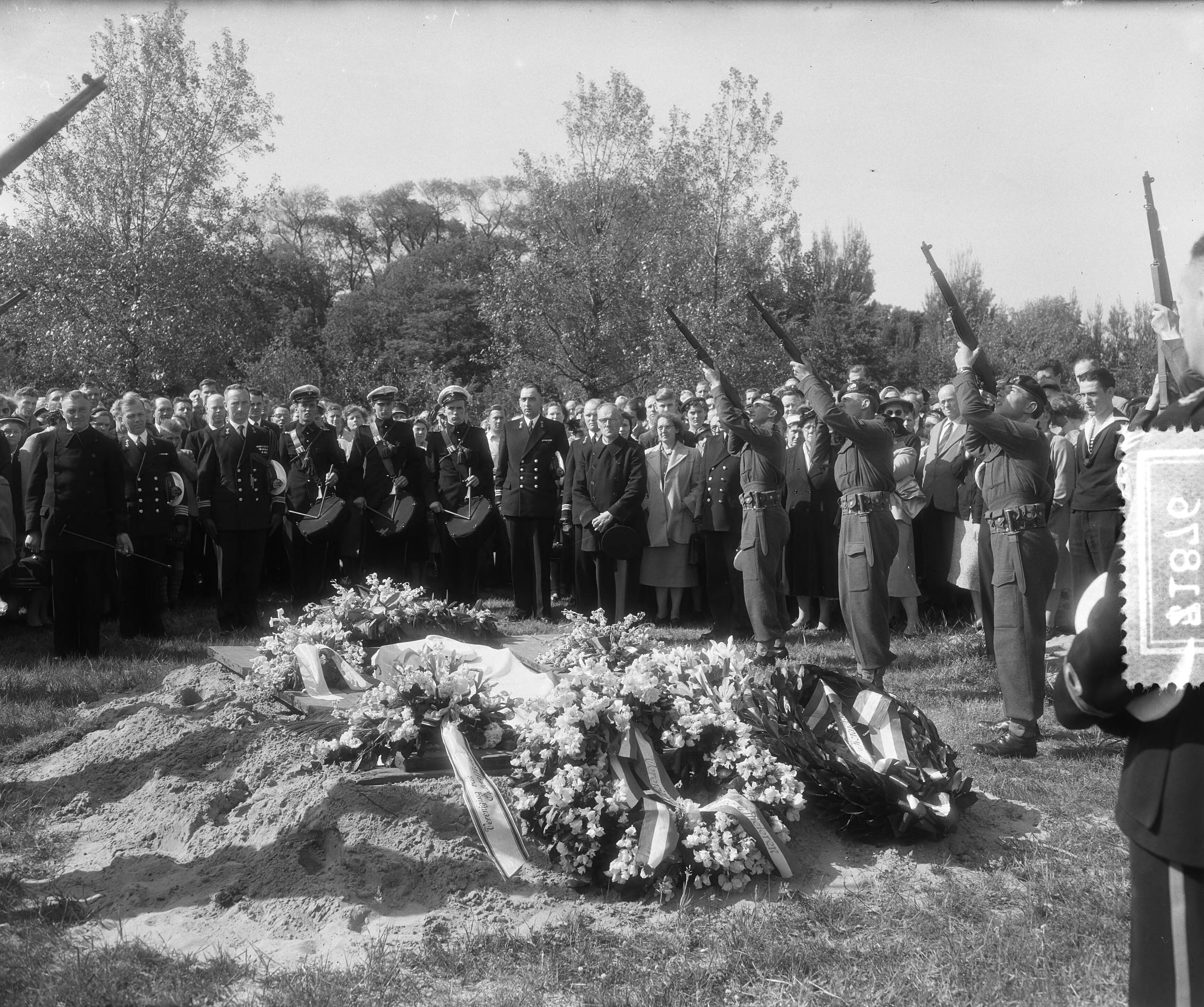 Fotocollectie Anefo — Marinebegrafenis te Den Haag — Foto: Rossem, Wim van / Anefo. Licentie: Set B: Rechtenvrij / Publiek Domein. Bron: Nationaal Archief. http://hdl.handle.net/10648/a936cb6a-d0b4-102d-bcf8-003048976d84