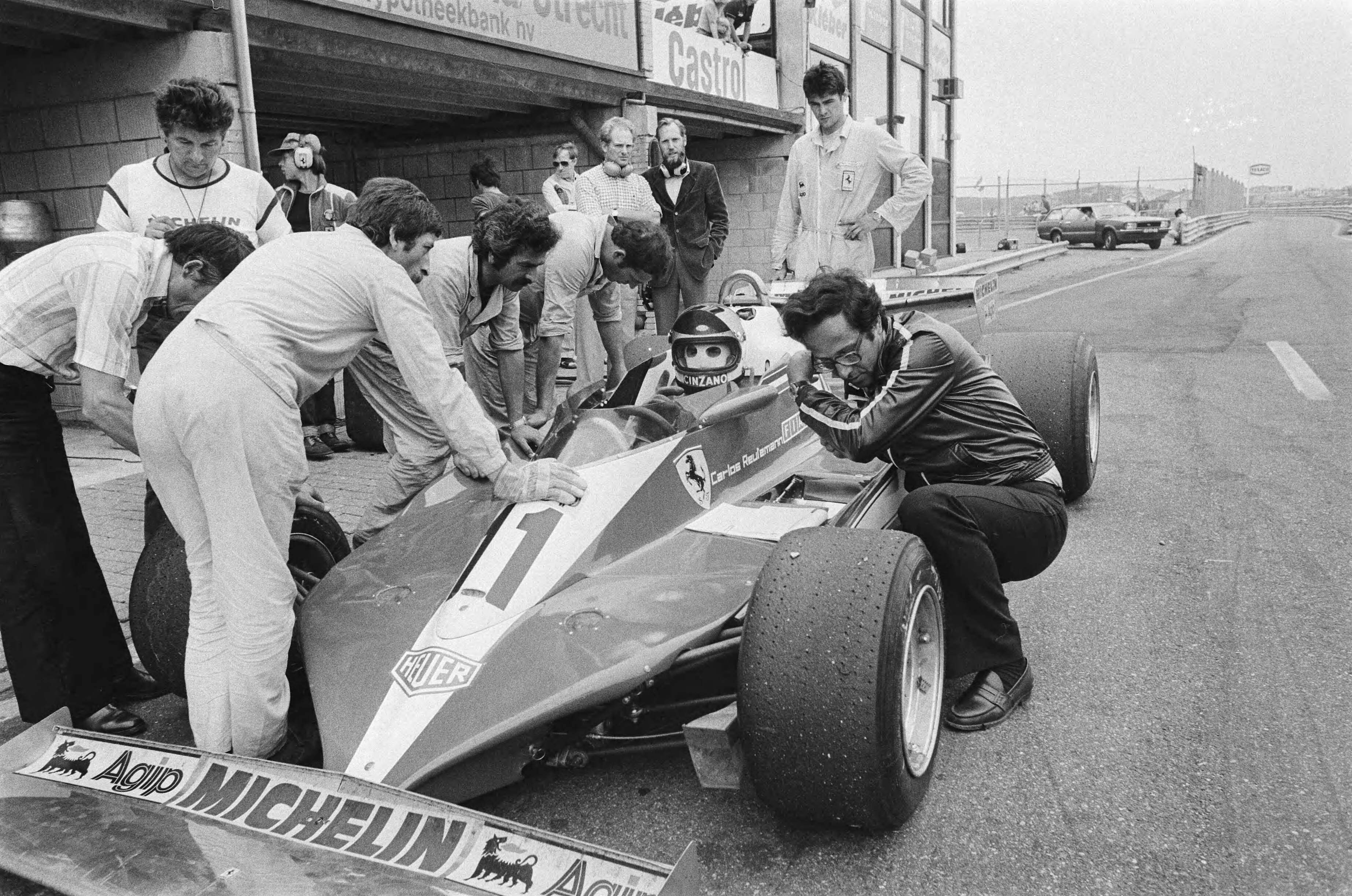 Fotocollectie Anefo — In verband met Formule I race Zandvoort (27-8) vandaag testen van de banden; Carlos Reutemann tijdens stop — Foto: Verhoeff, Bert / Anefo. Licentie: Set B: Rechtenvrij / Publiek Domein. Bron: Nationaal Archief. http://hdl.handle.net/10648/acb97328-d0b4-102d-bcf8-003048976d84