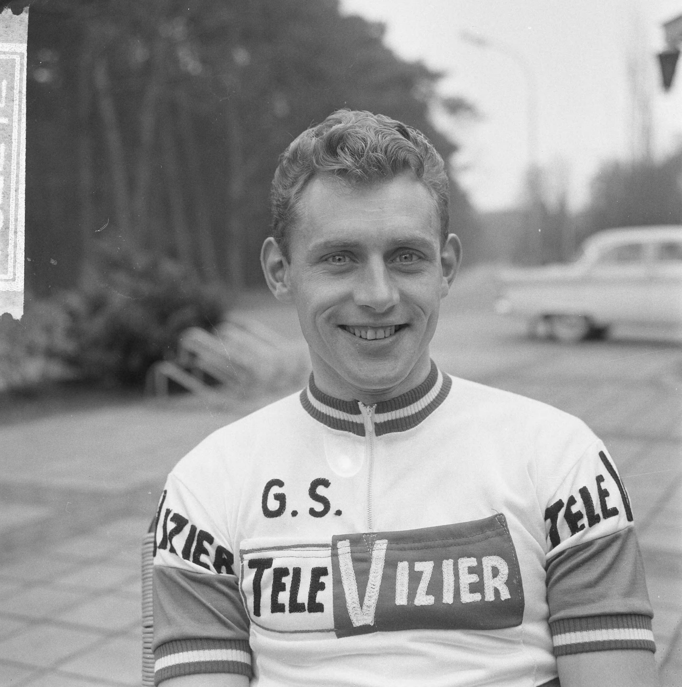 Fotocollectie Anefo — Nederlandse wielerploeg voor de Tour de France 1964 gepresenteerd, Henk Nijdam — Foto: Pot, Harry / Anefo. Licentie: Set B: Rechtenvrij / Publiek Domein. Bron: Nationaal Archief. http://hdl.handle.net/10648/aa60f218-d0b4-102d-bcf8-003048976d84